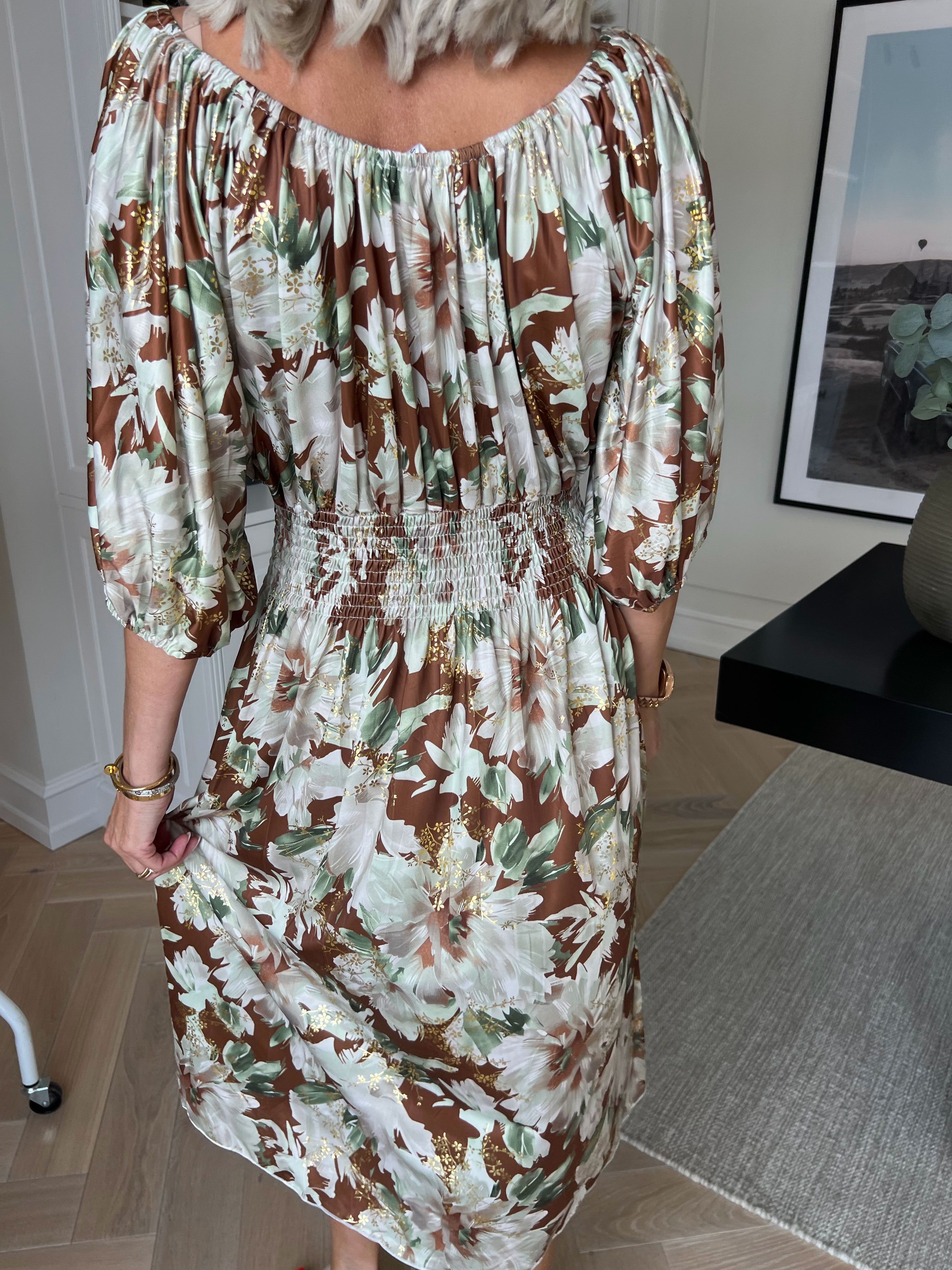 Cora Flower Midi - Elastisk blomstret kjole med guld print