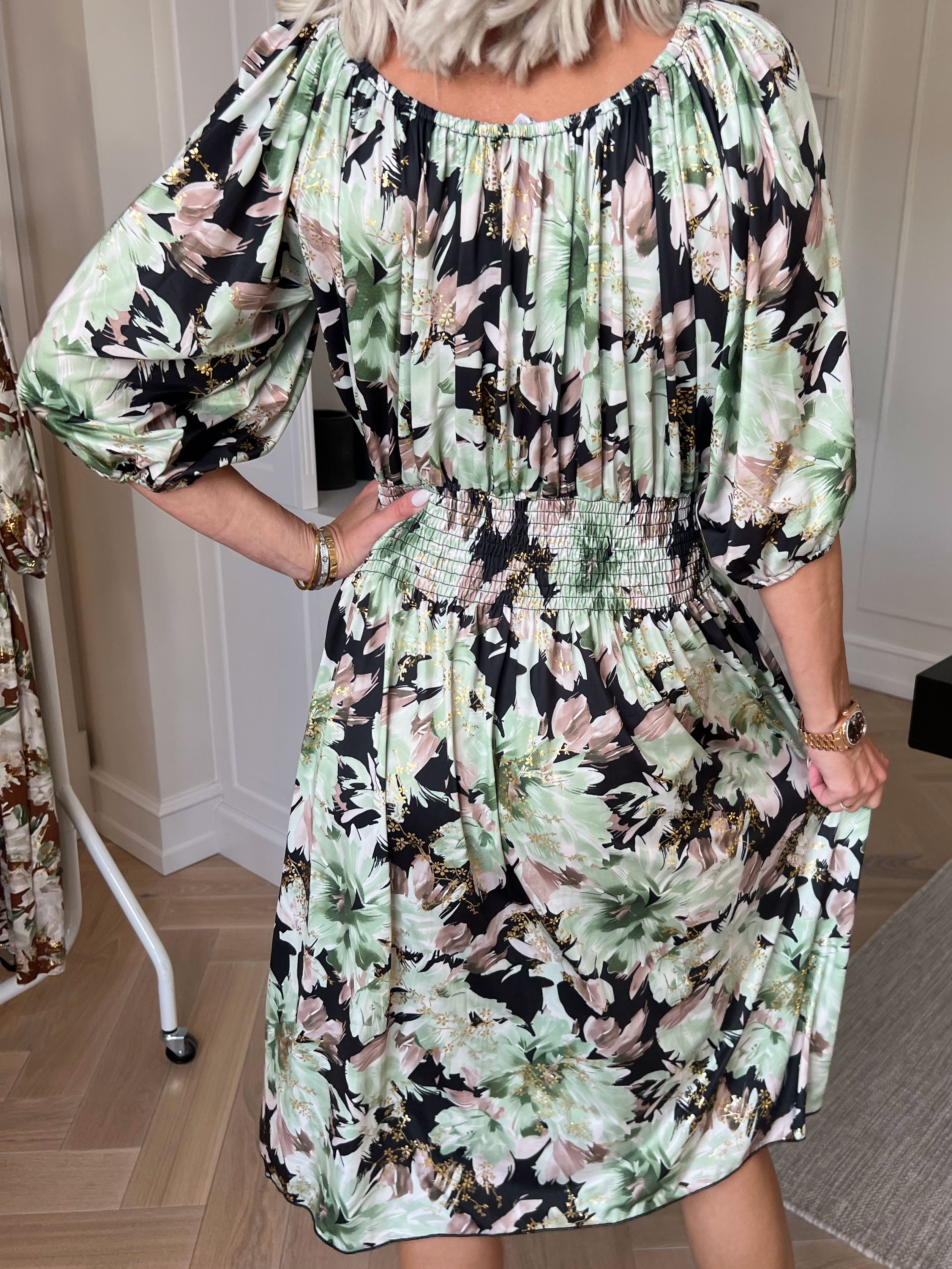 Cora Flower Midi - Elastisk blomstret kjole med guld print