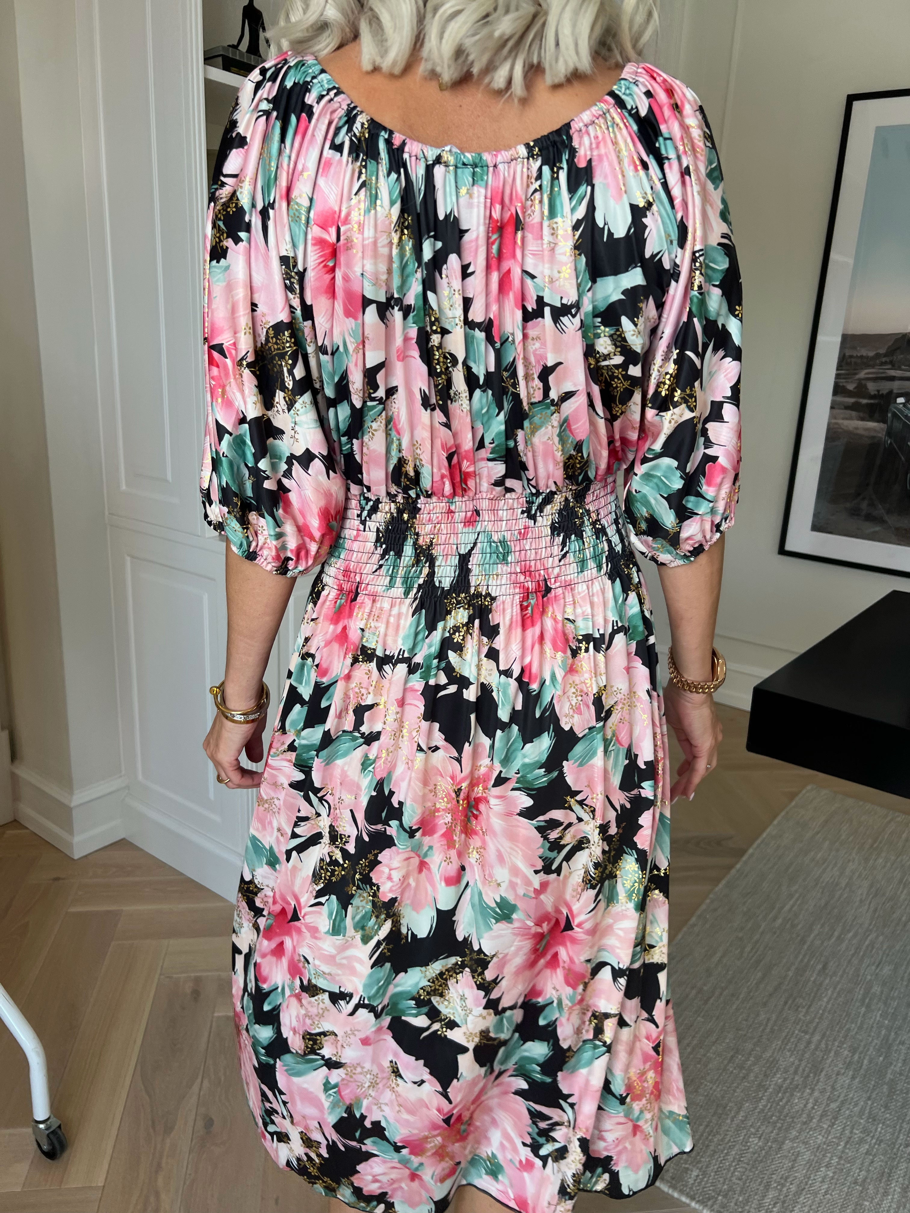 Cora Flower Midi - Elastisk blomstret kjole med guld print