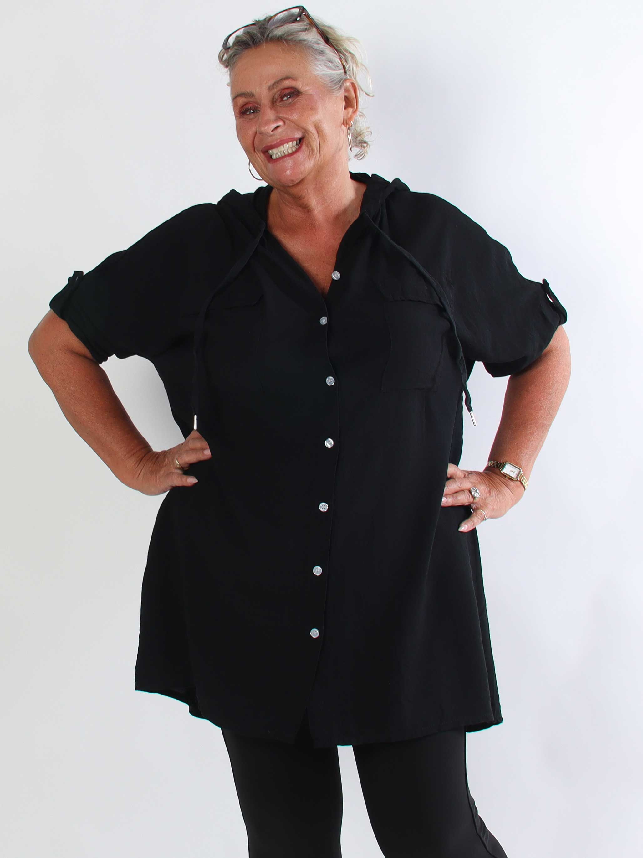 Cordelia - Plus size skjortekjole i viskose med hætte og brystlommer