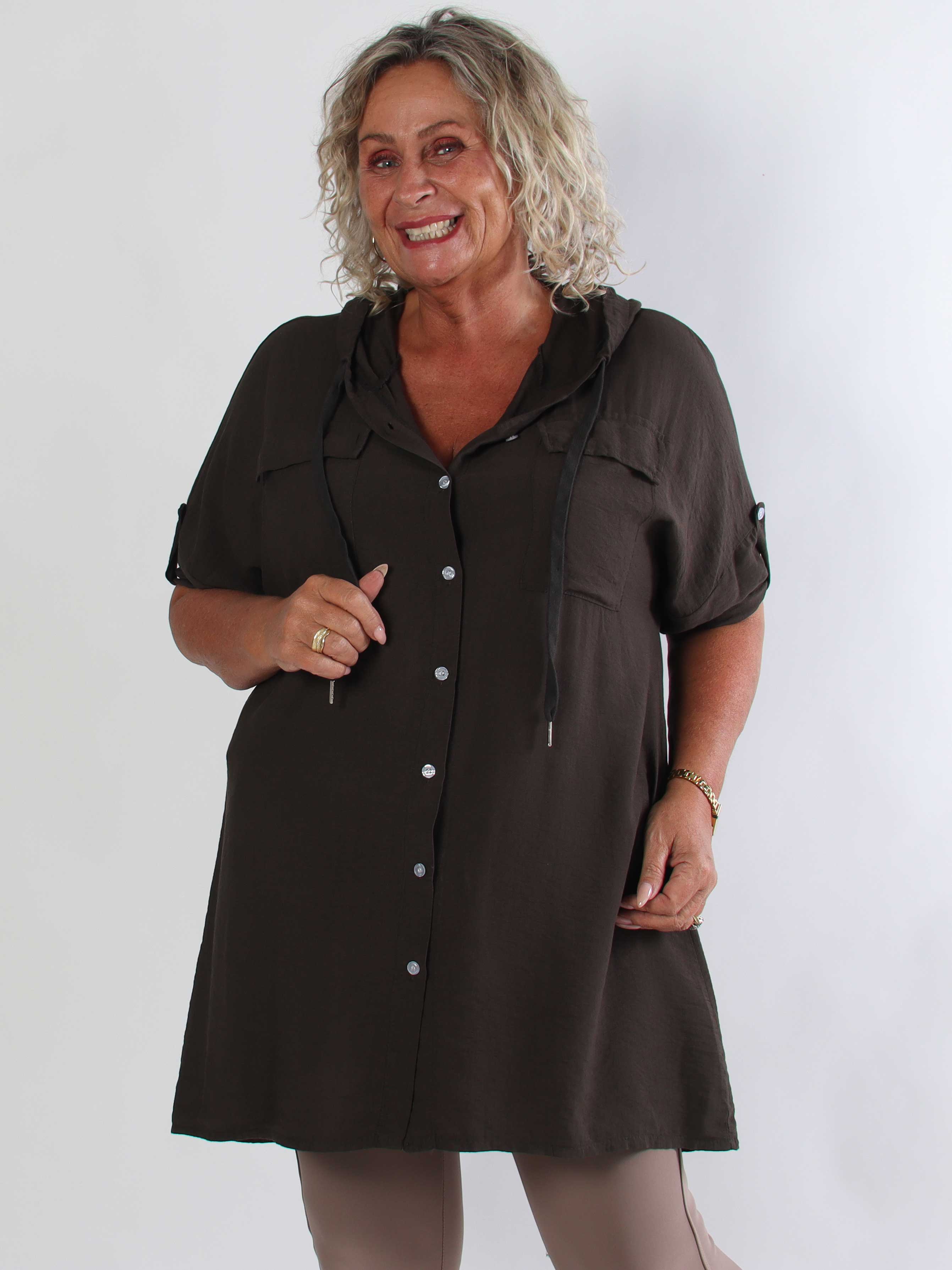 Cordelia - Plus size skjortekjole i viskose med hætte og brystlommer