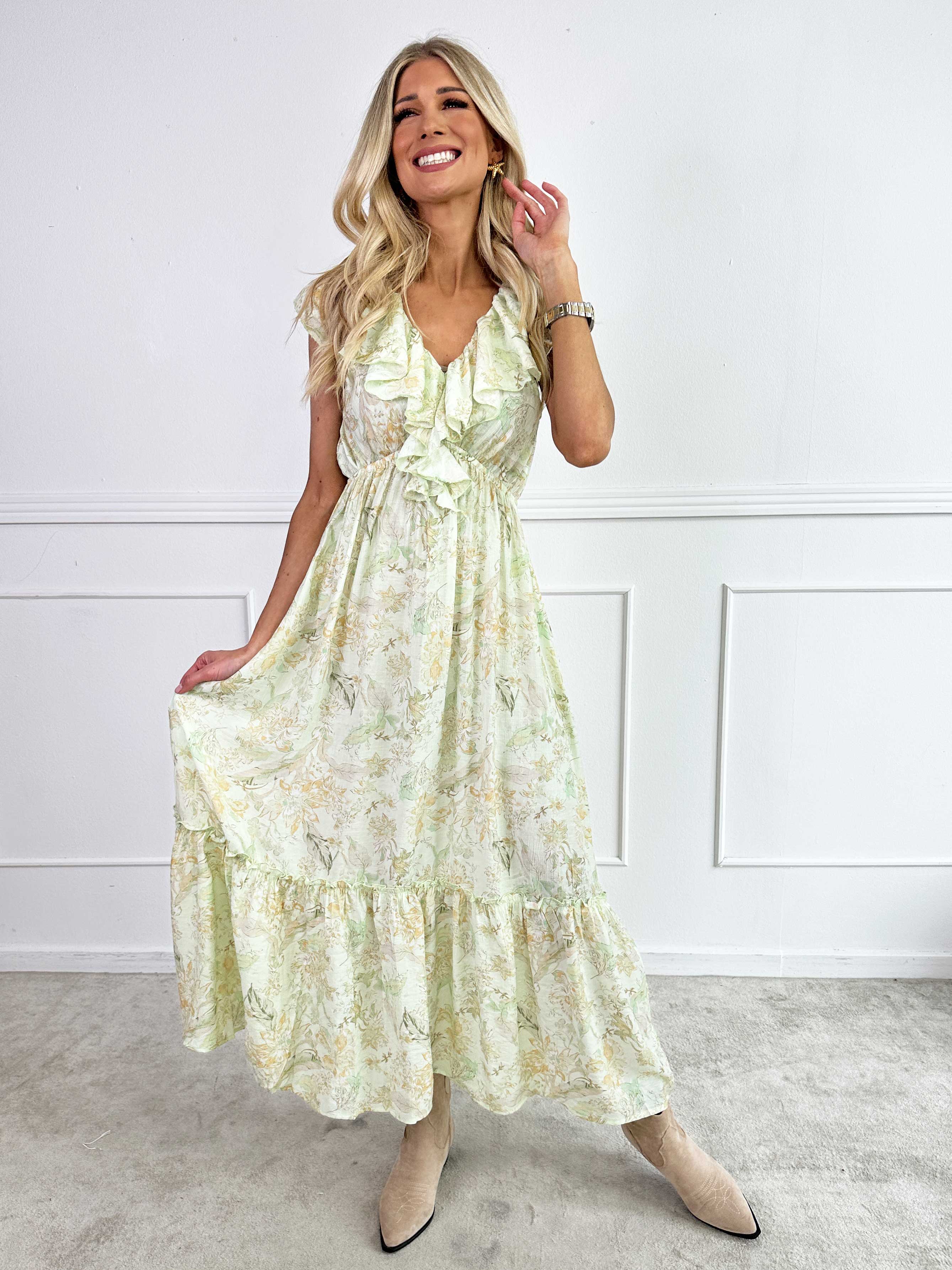 Daenerys - Söt sommarklänning i viskos med volanger och blommor