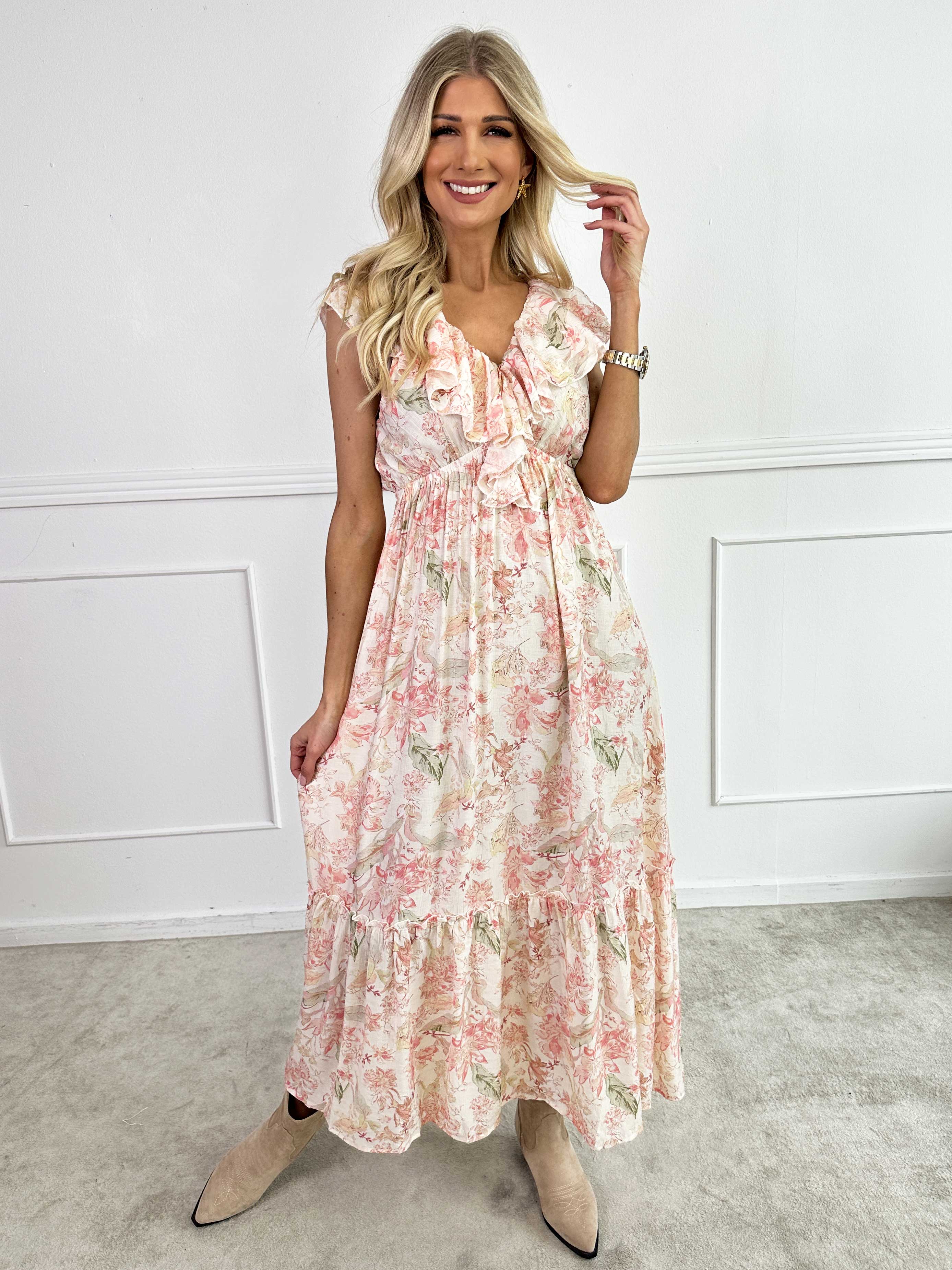 Daenerys - Söt sommarklänning i viskos med volanger och blommor