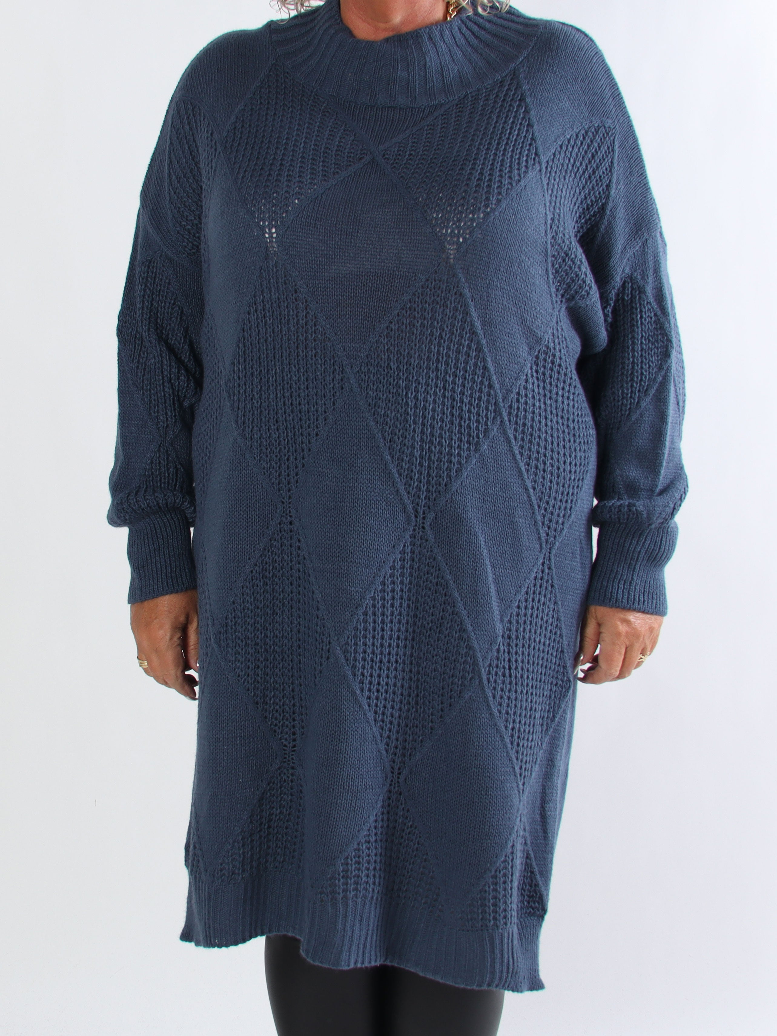 Dagmar - Stickad plus size klänning med polokrage