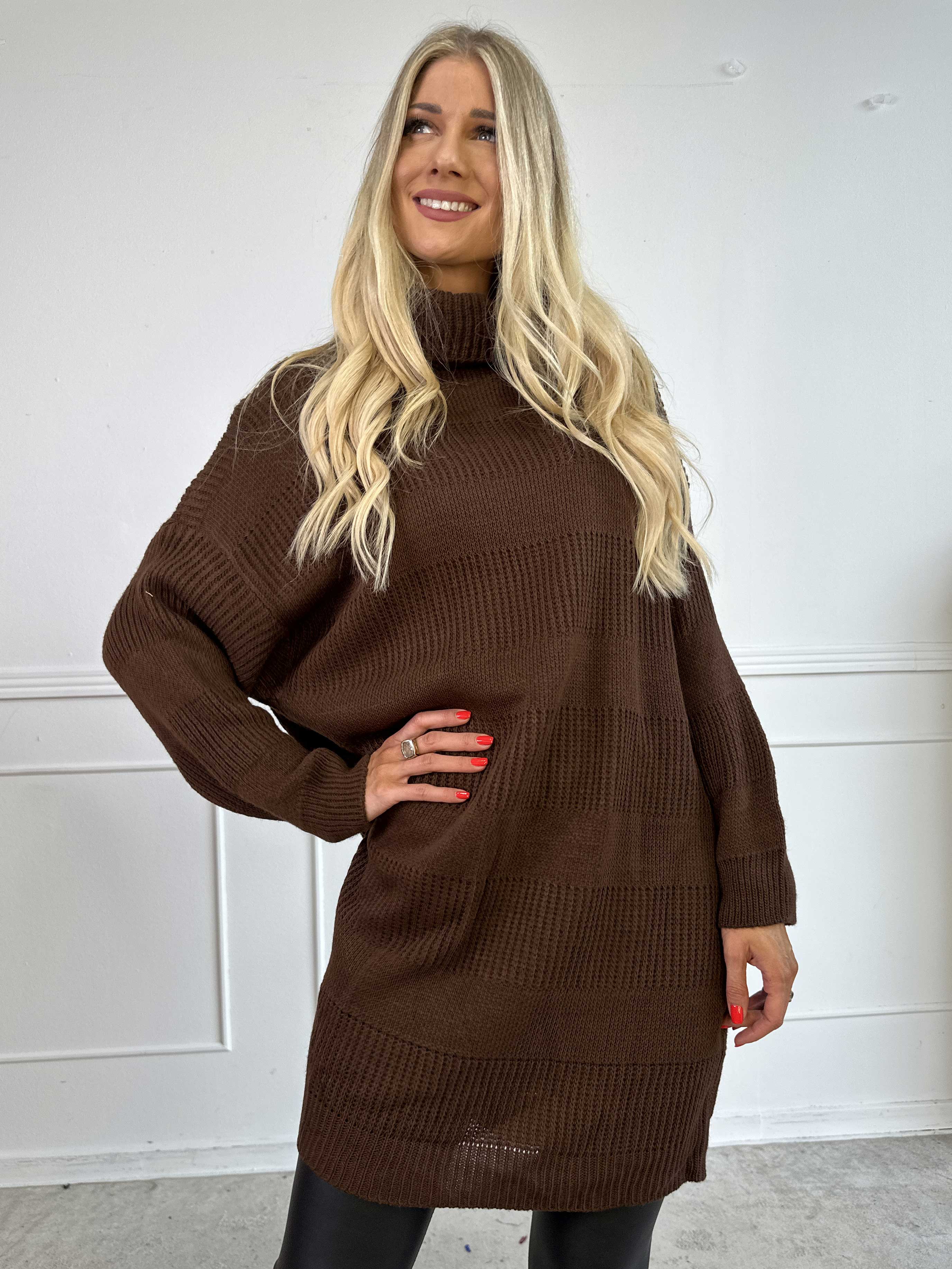 Dagmar - Stickad klänning med polokrage