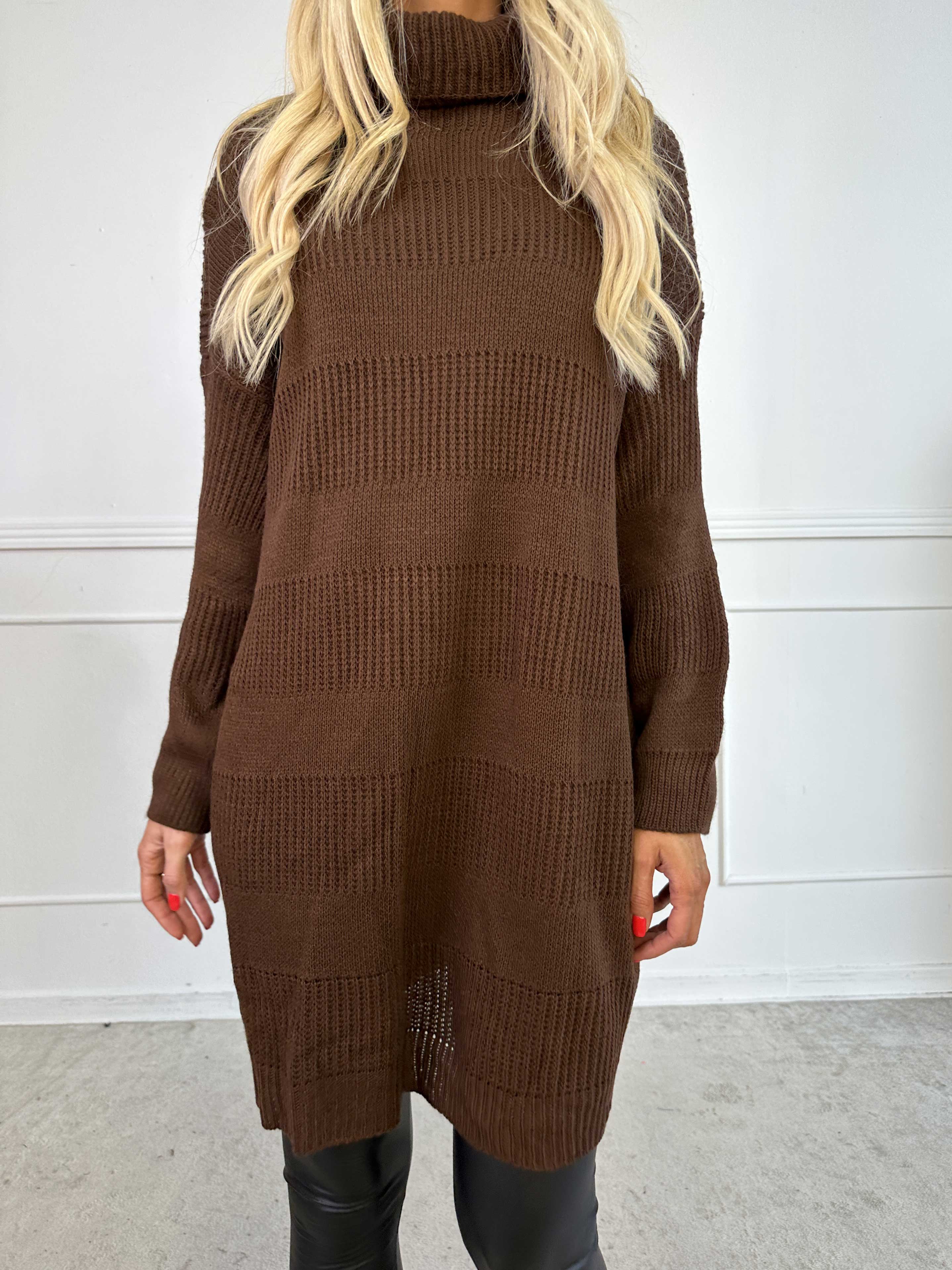 Dagmar - Stickad klänning med polokrage