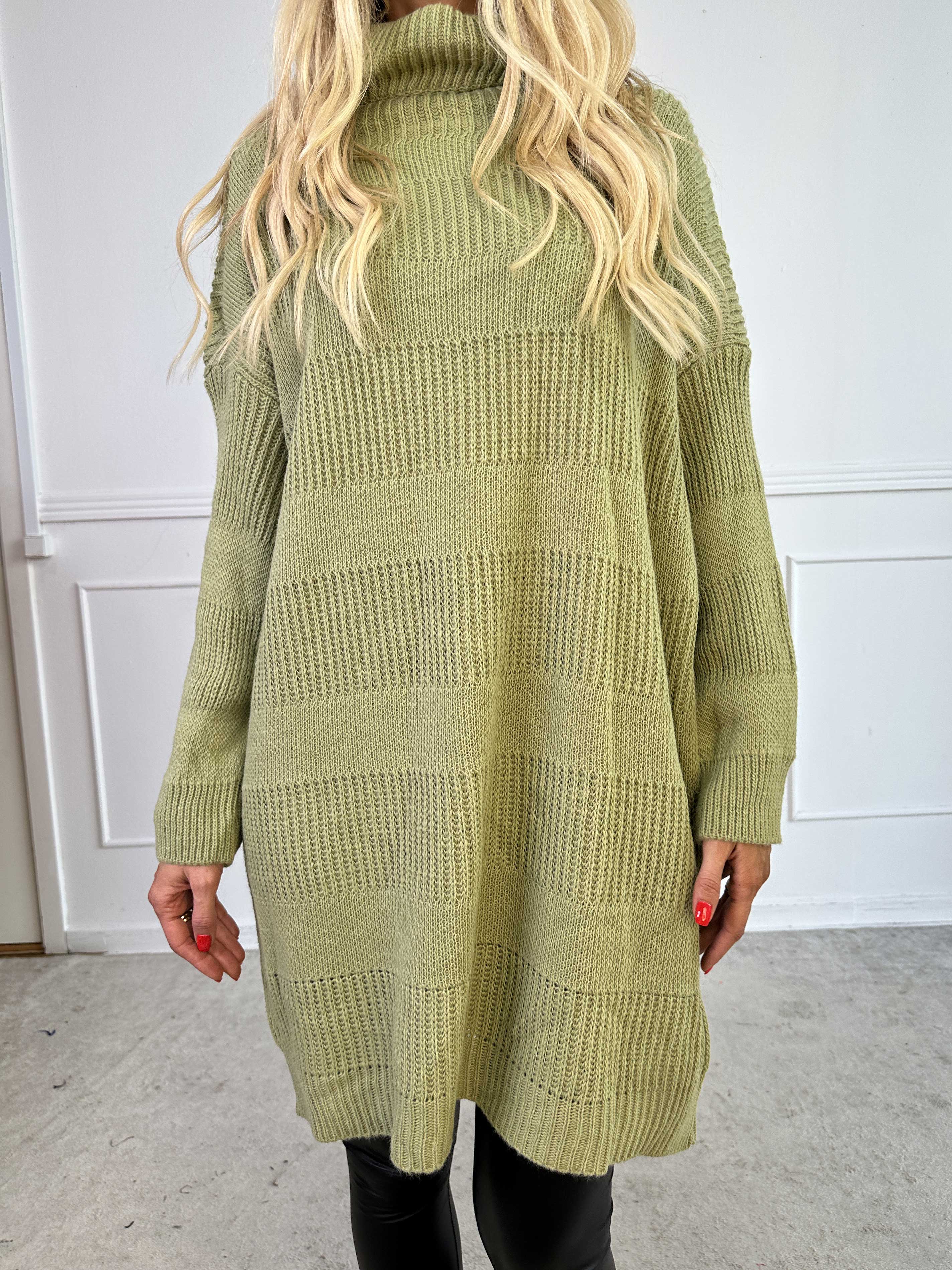 Dagmar - Stickad klänning med polokrage