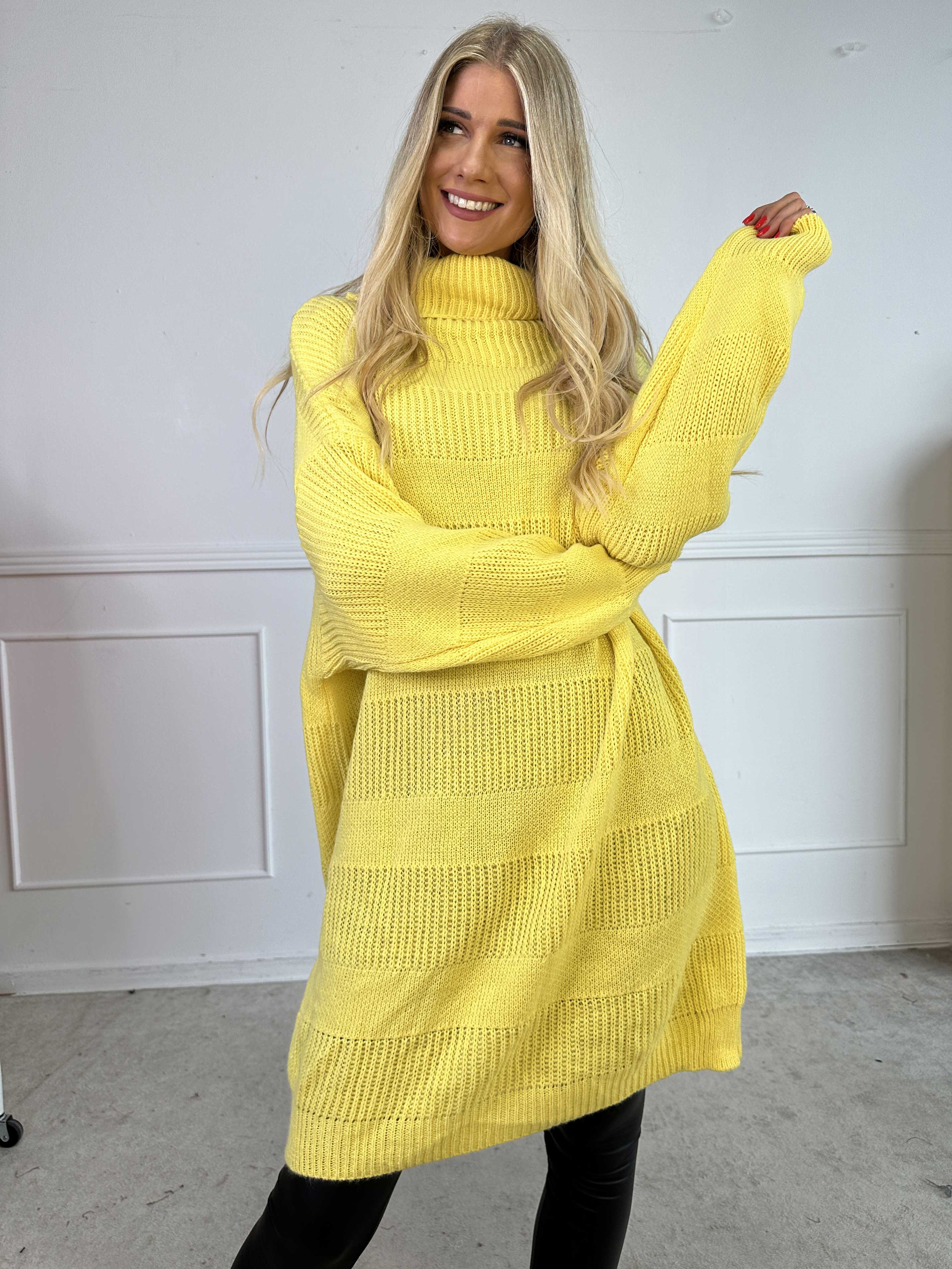 Dagmar - Stickad klänning med polokrage