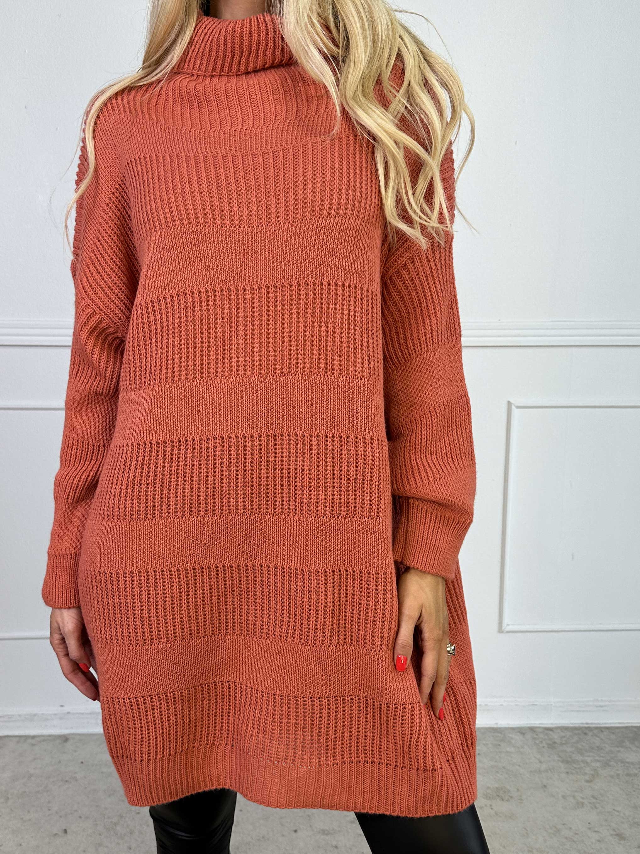 Dagmar - Stickad klänning med polokrage