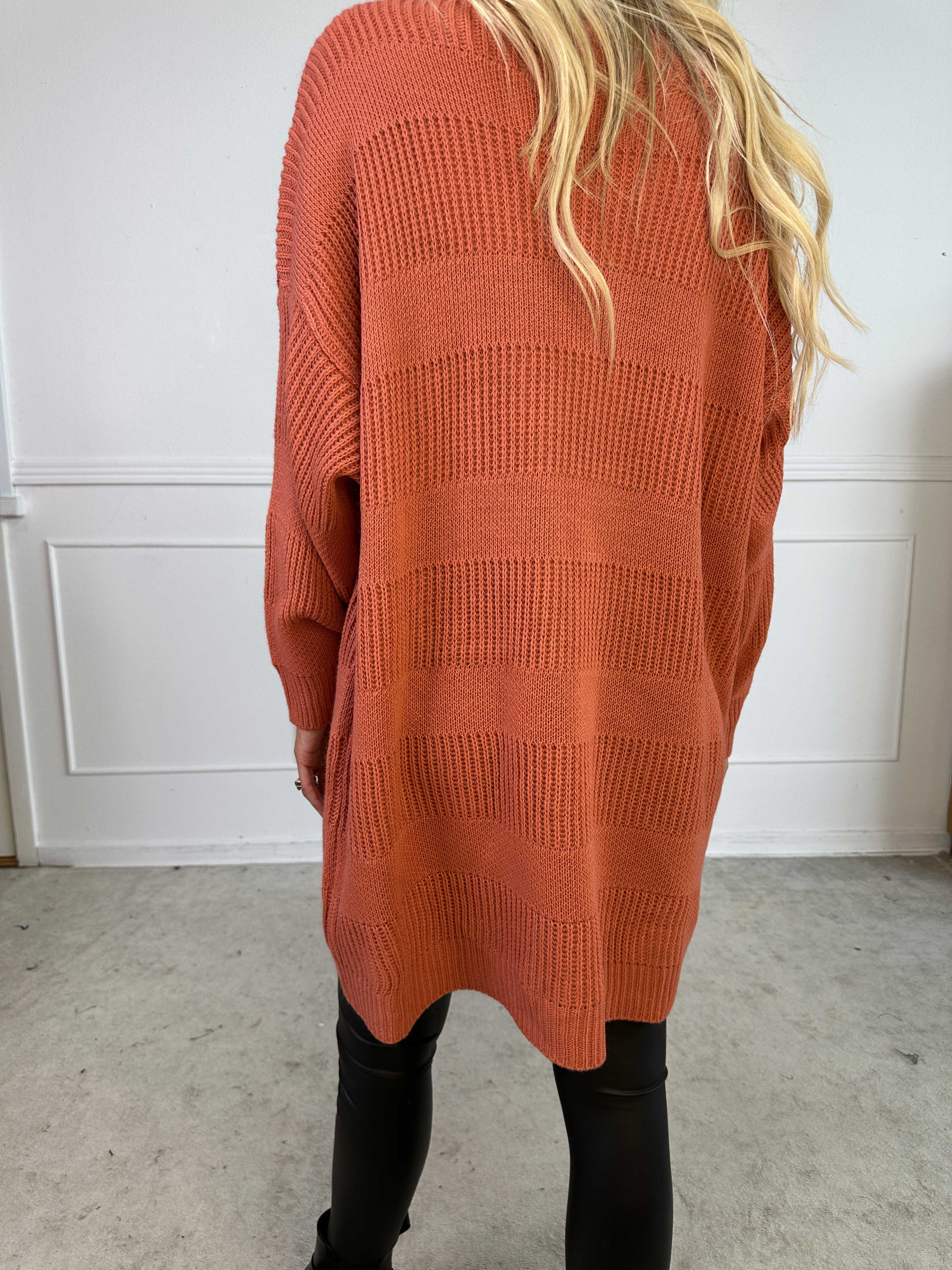 Dagmar - Stickad klänning med polokrage