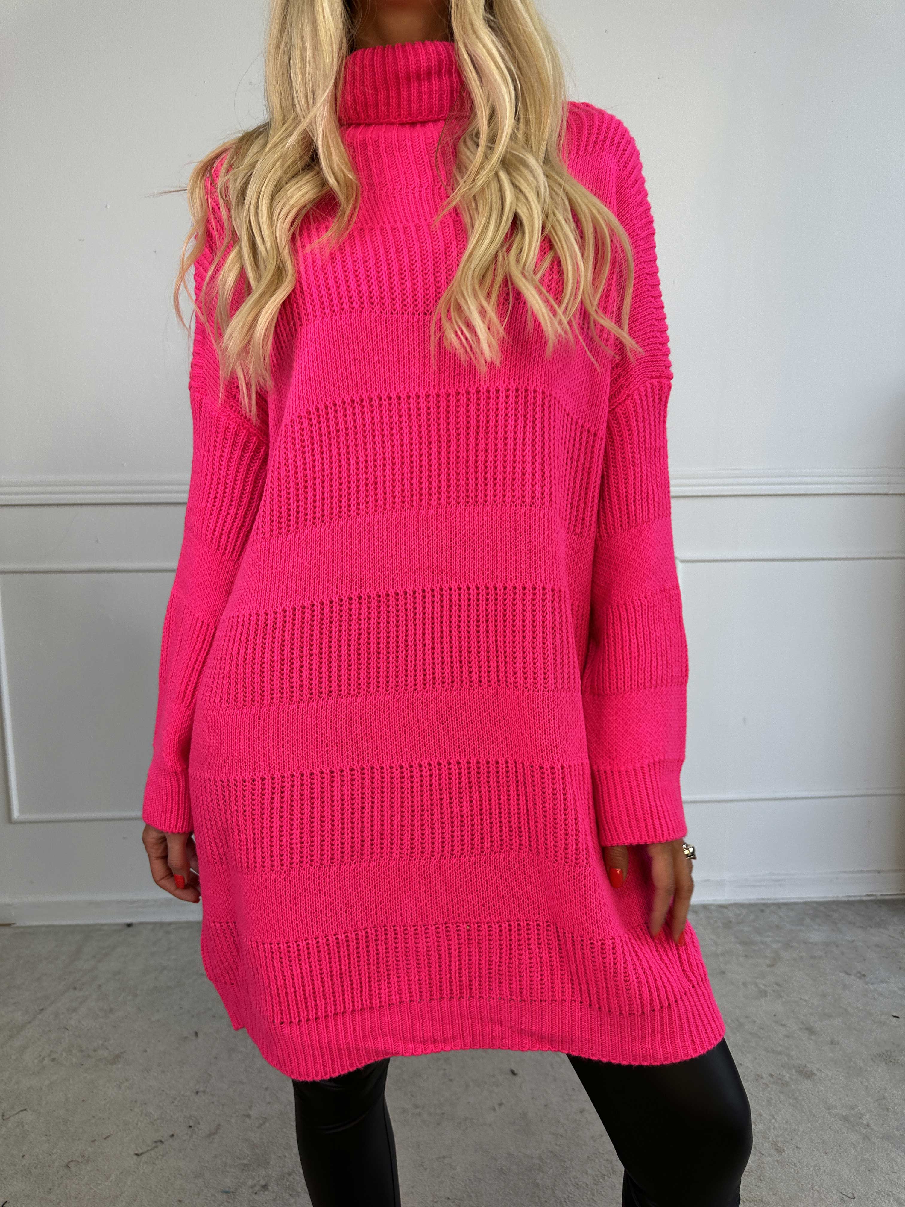 Dagmar - Stickad klänning med polokrage