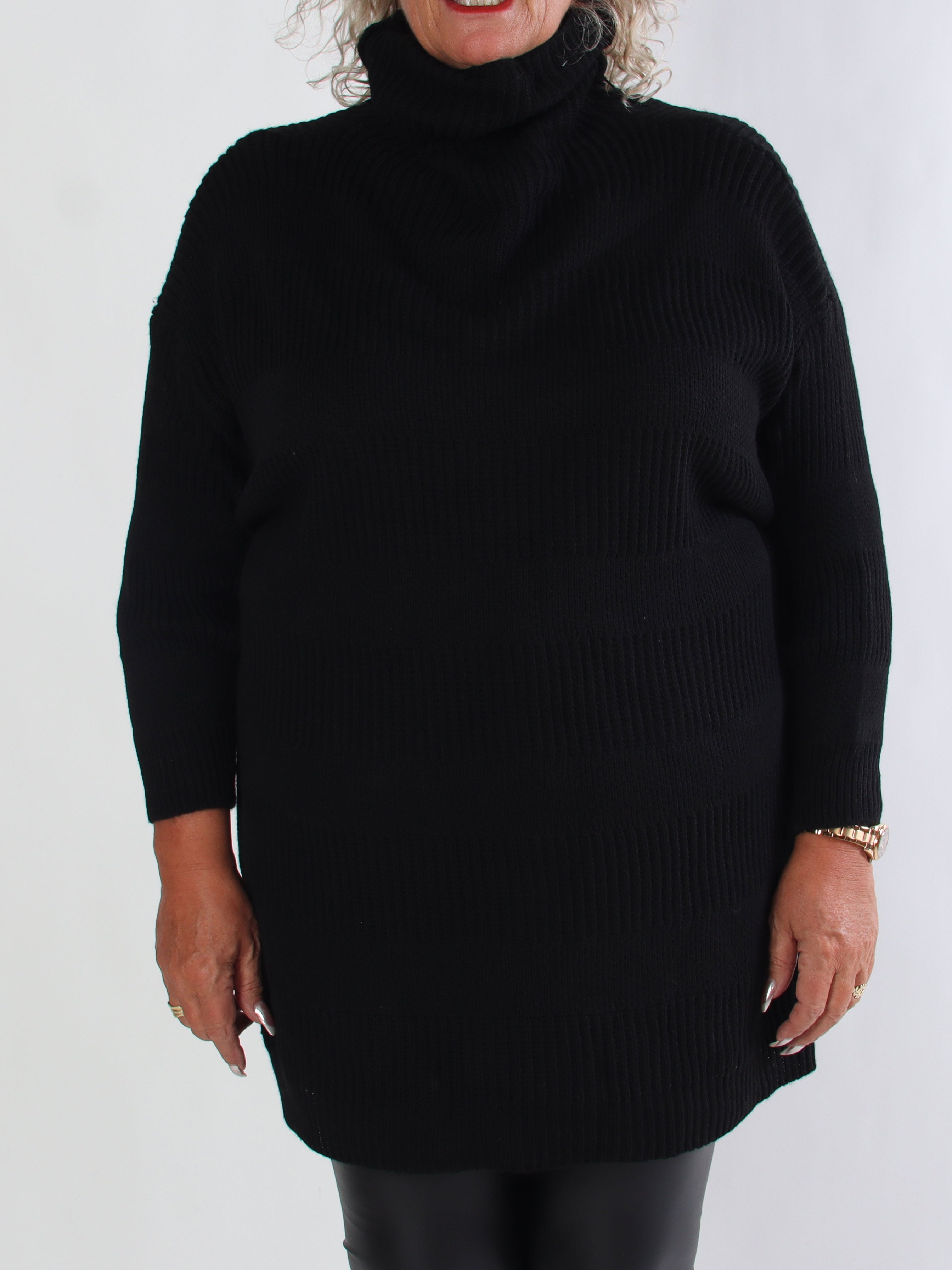 Dagmar - Stickad plus size klänning med polokrage