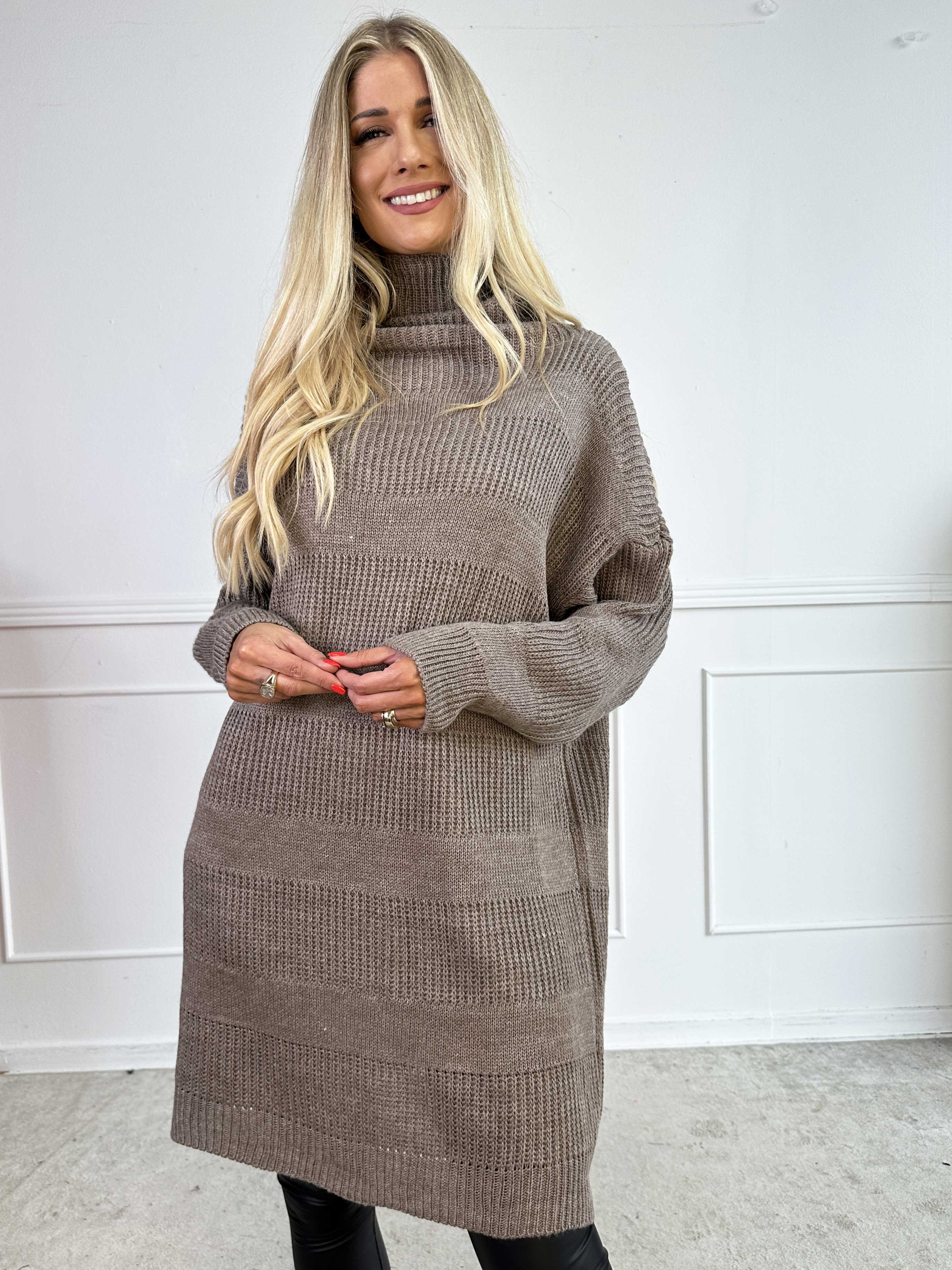 Dagmar - Stickad klänning med polokrage