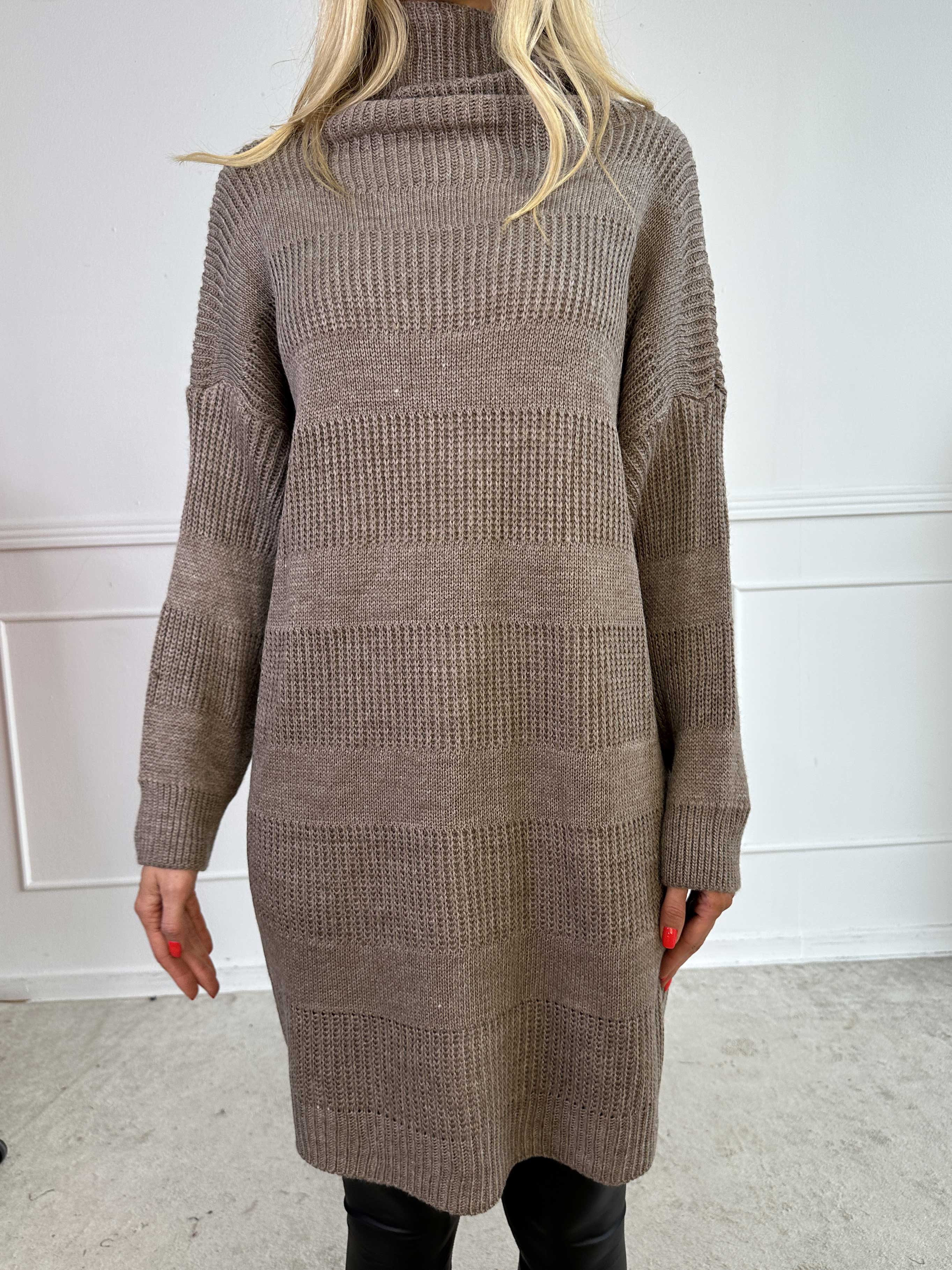 Dagmar - Stickad klänning med polokrage