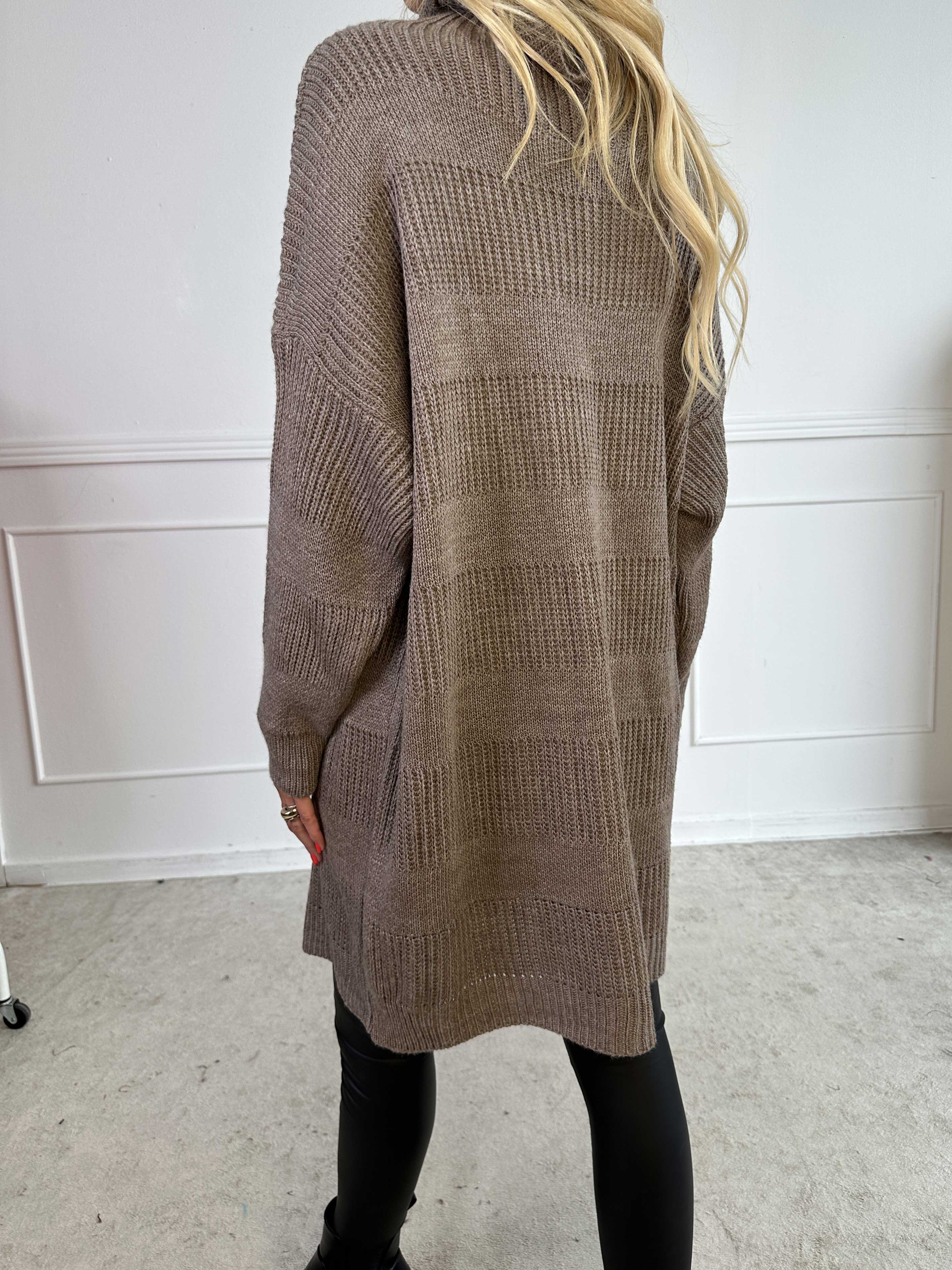 Dagmar - Stickad klänning med polokrage