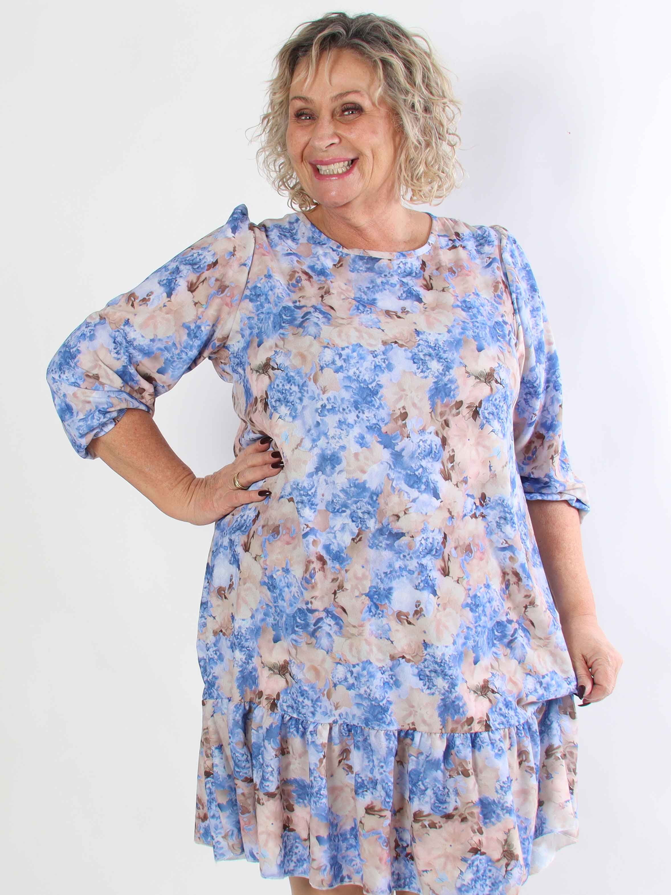 Daisy - Blomstret plus size kjole i viskose med flæsekant forneden