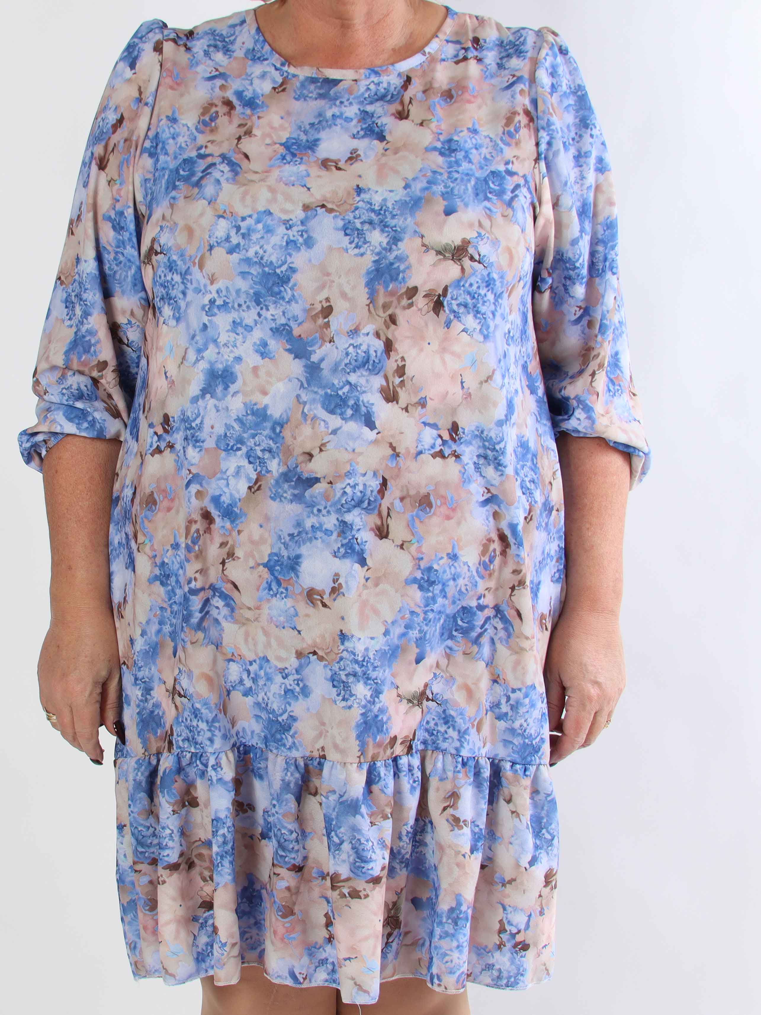 Daisy - Blomstret plus size kjole i viskose med flæsekant forneden