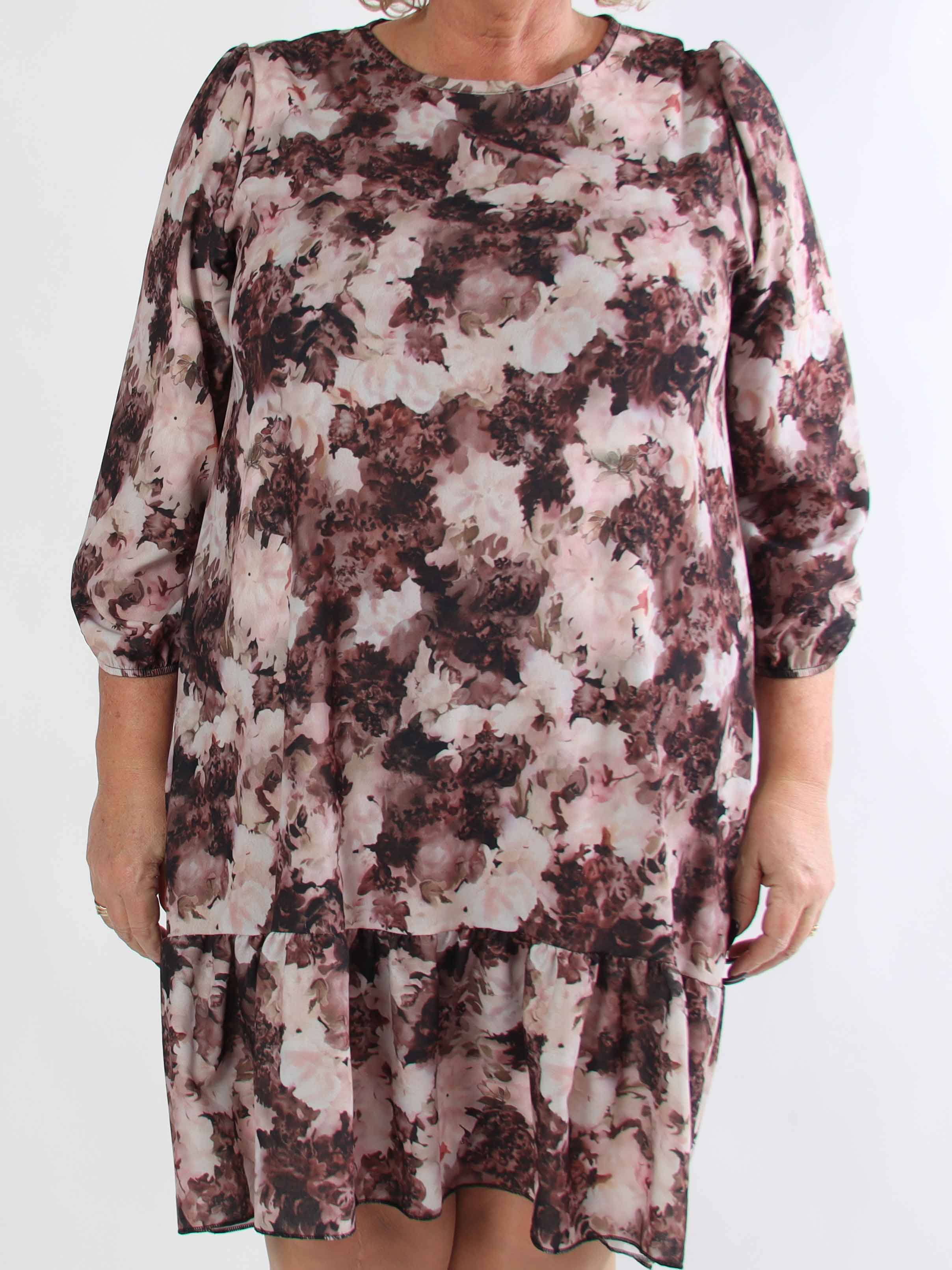 Daisy - Blomstret plus size kjole i viskose med flæsekant forneden