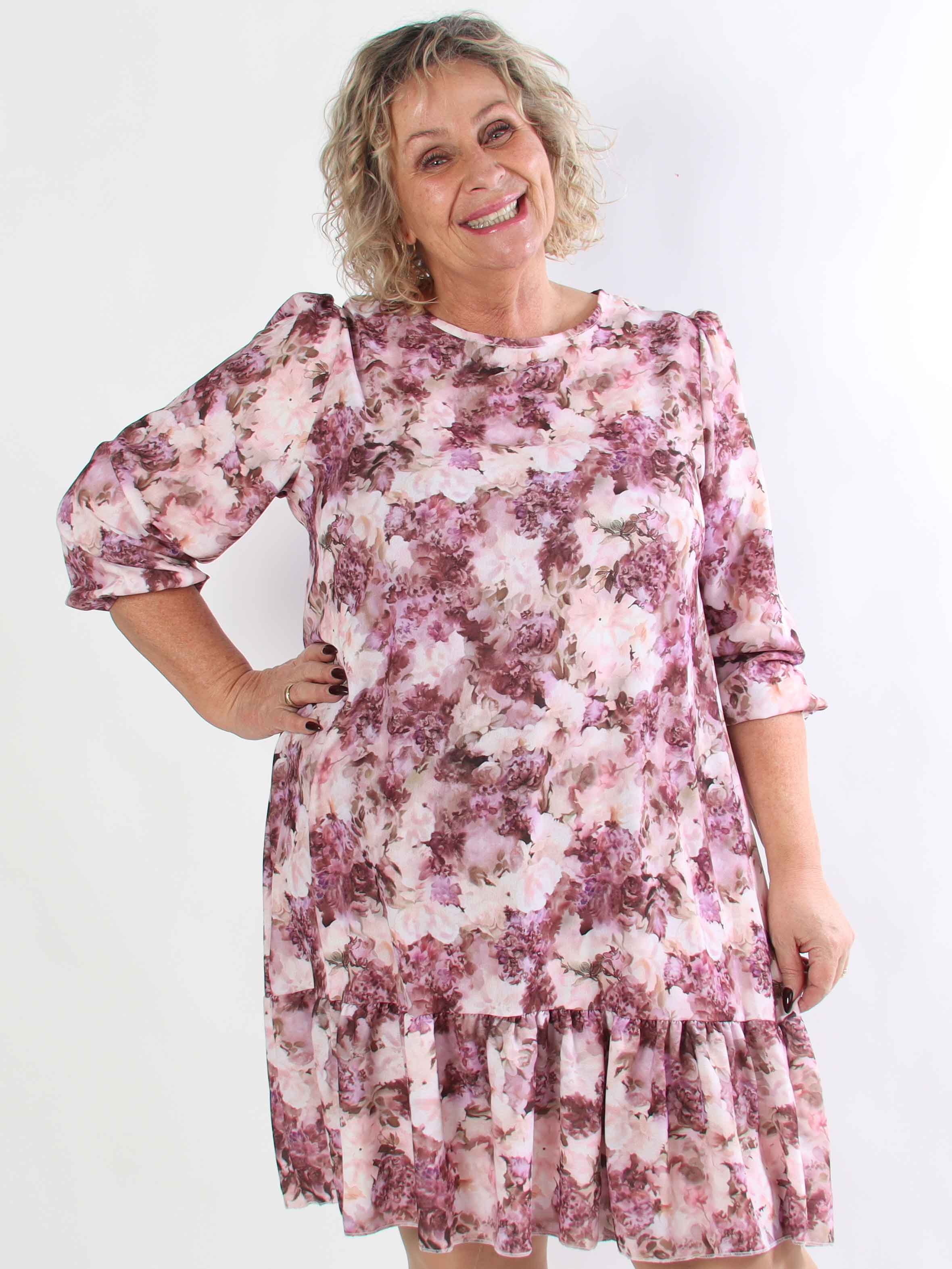 Daisy - Blomstret plus size kjole i viskose med flæsekant forneden