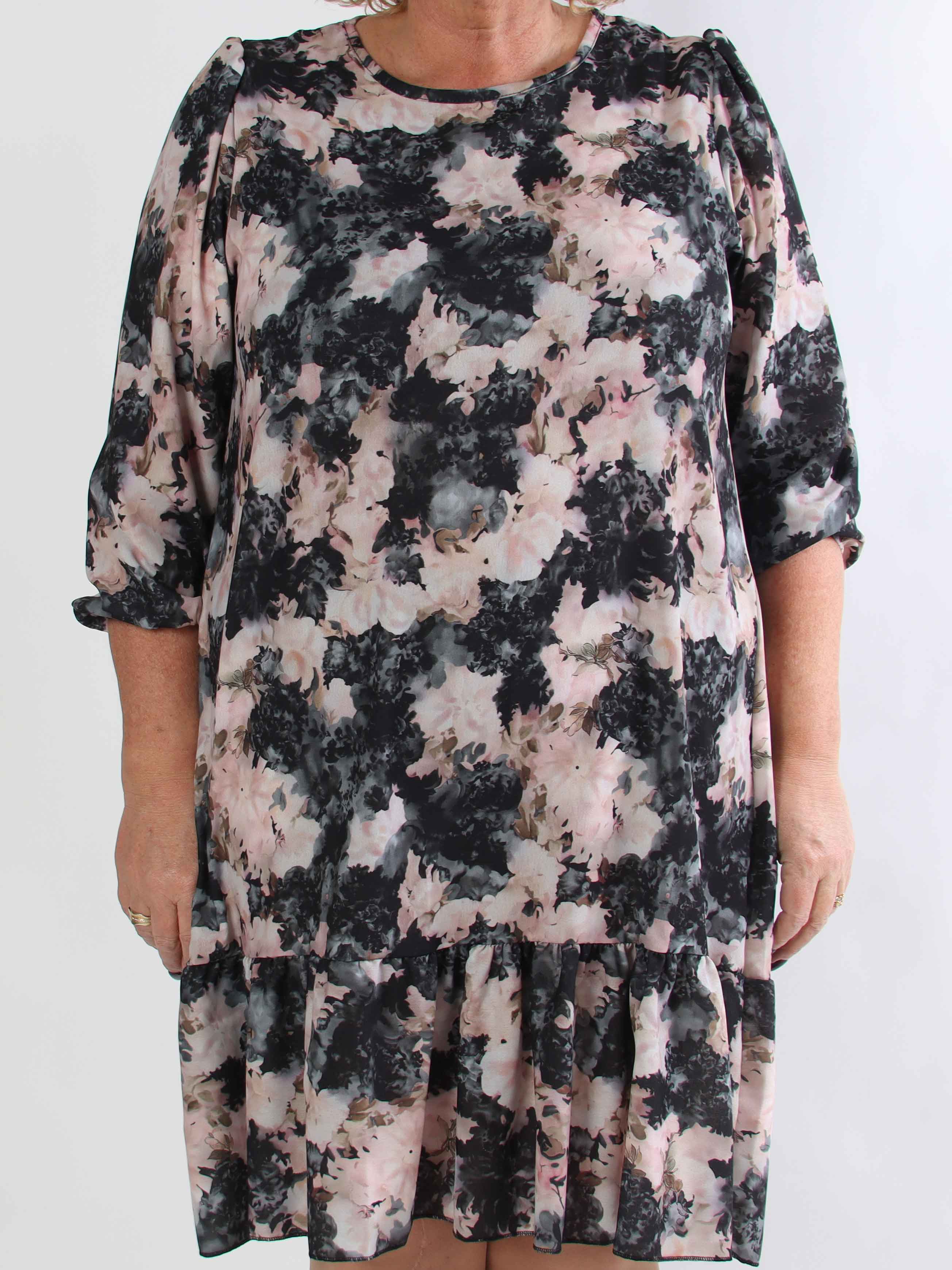 Daisy - Blomstret plus size kjole i viskose med flæsekant forneden