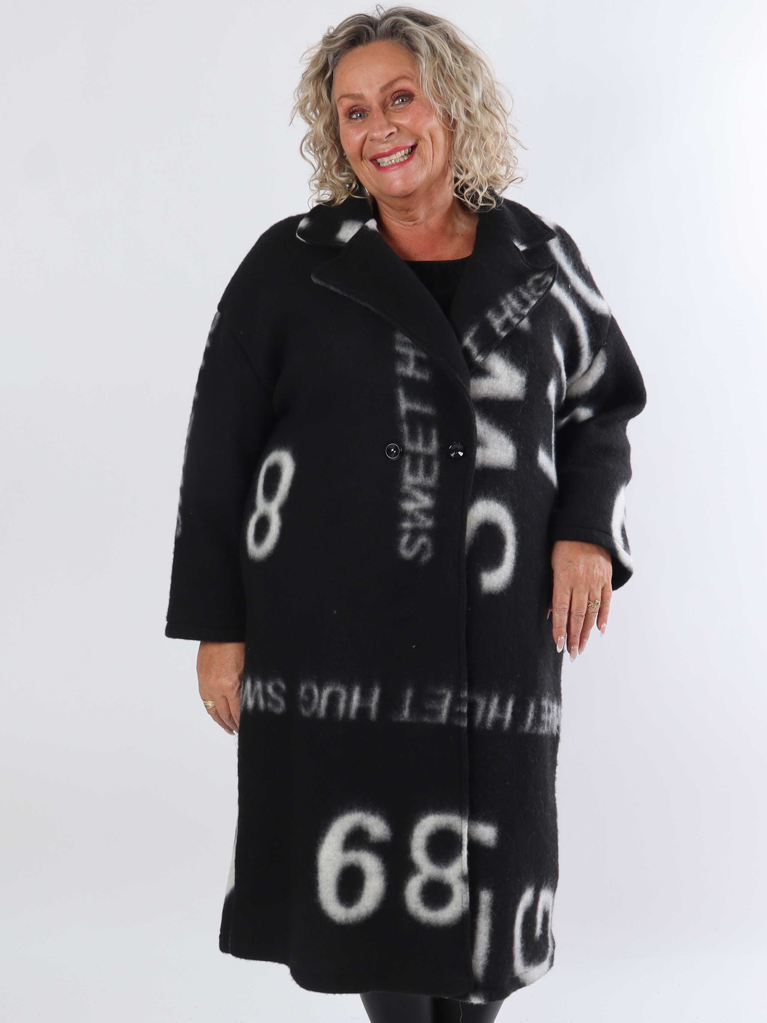 Daniela - Lång plus size kappa med skrift och ull i