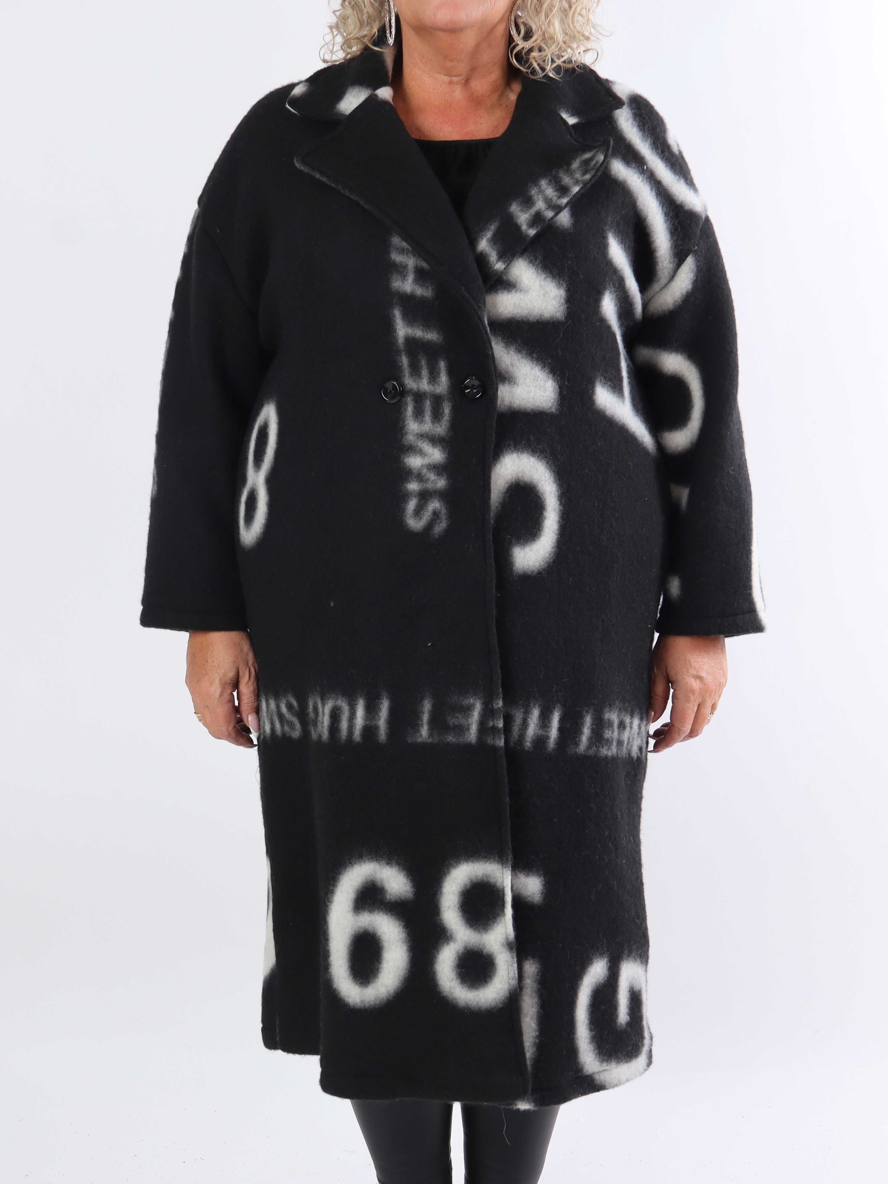 Daniela - Lång plus size kappa med skrift och ull i