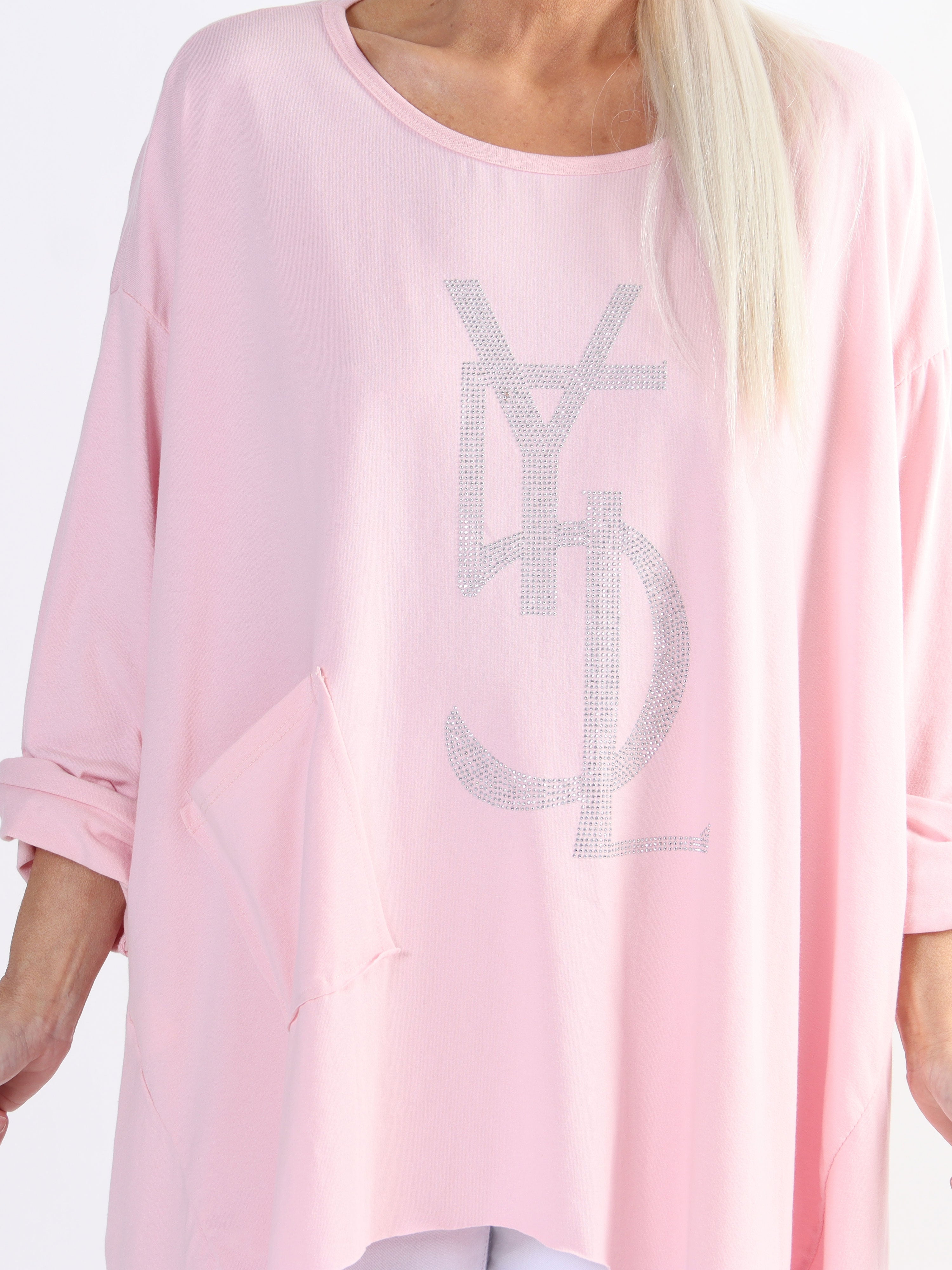 Daniella - Blus med olika skärningar och mockakant på bröstet