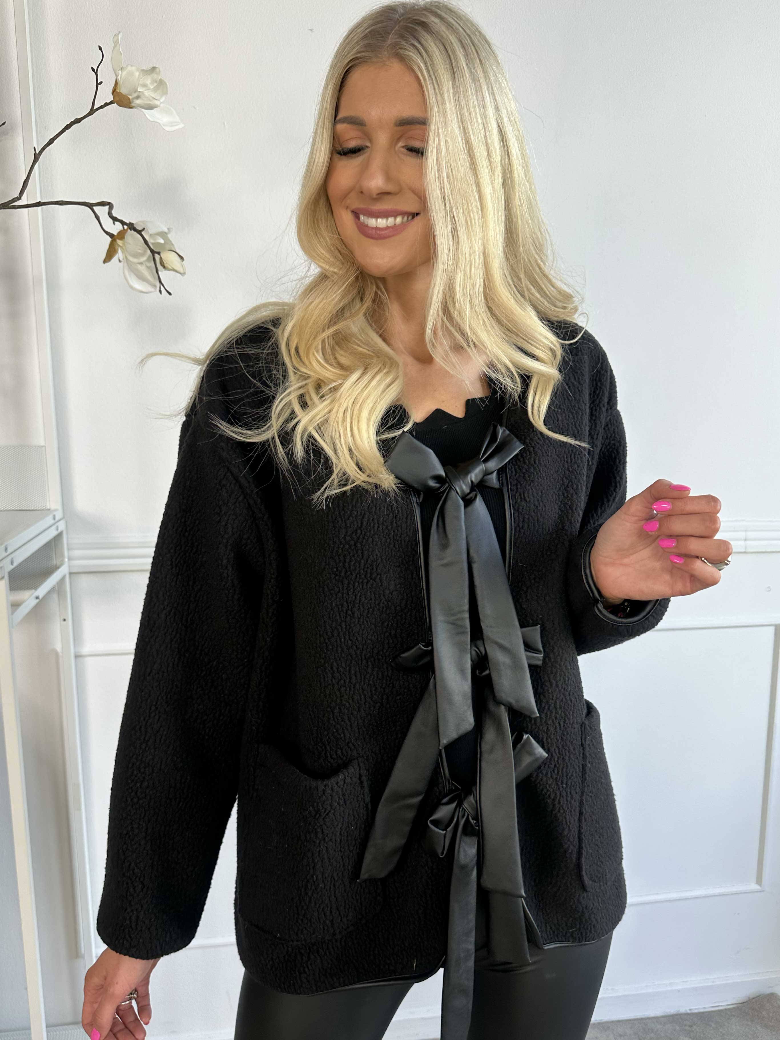 Danya - Söt fleecekofta med rosetter i läderlook