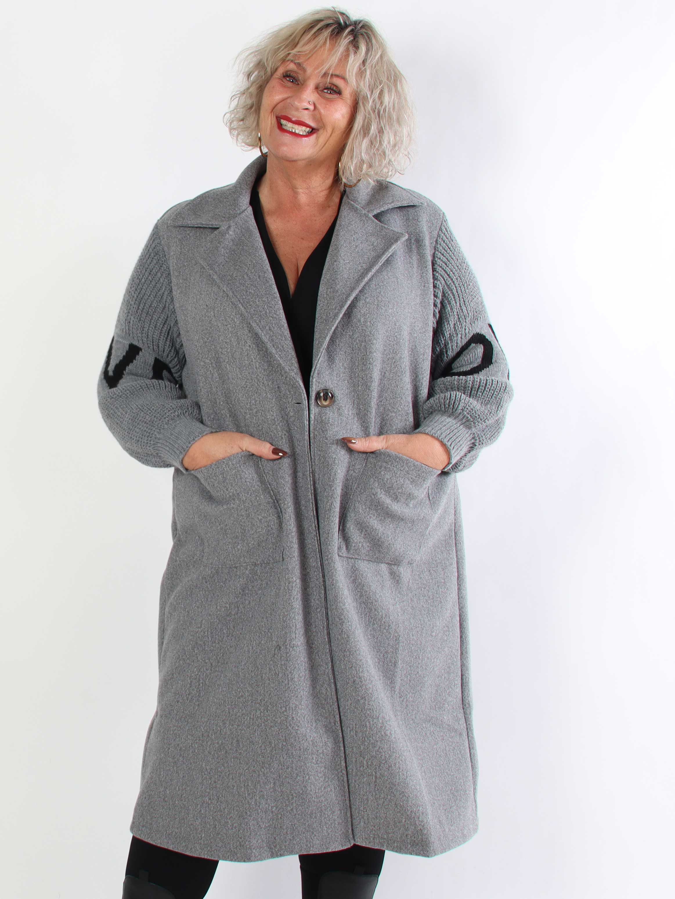 Debbie Midi - Fin plus size kappa med stickade ärmar