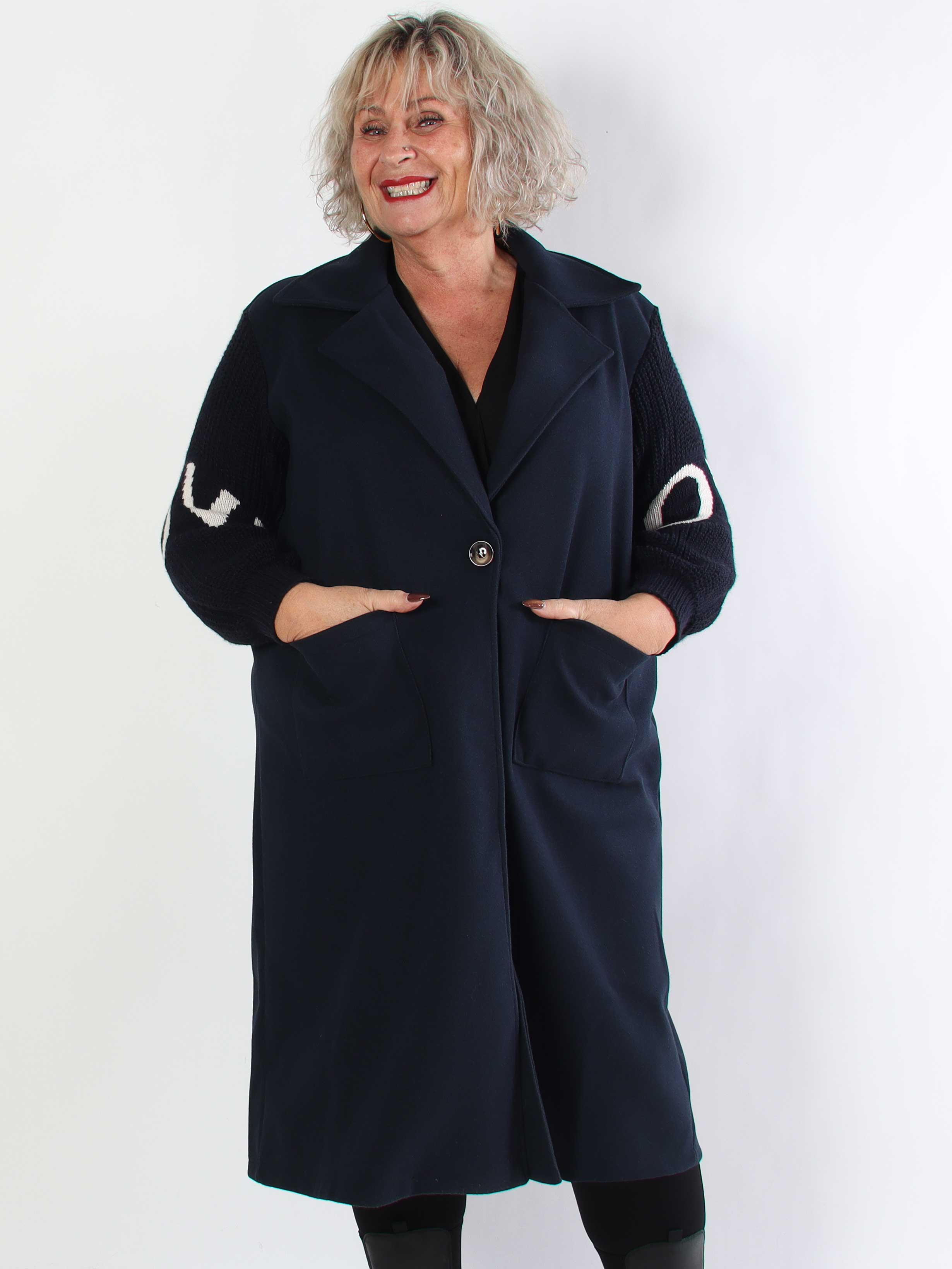 Debbie Midi - Fin plus size kappa med stickade ärmar