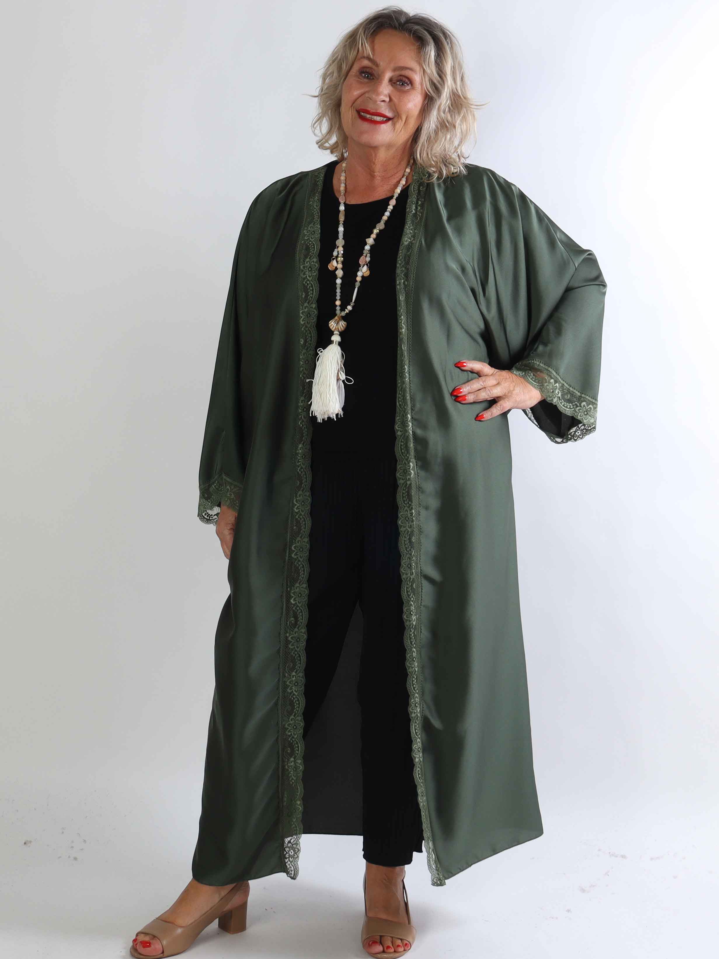 Deiene - Plus size kimono i silkelook med elegant blondekant for et sofistikeret udtryk