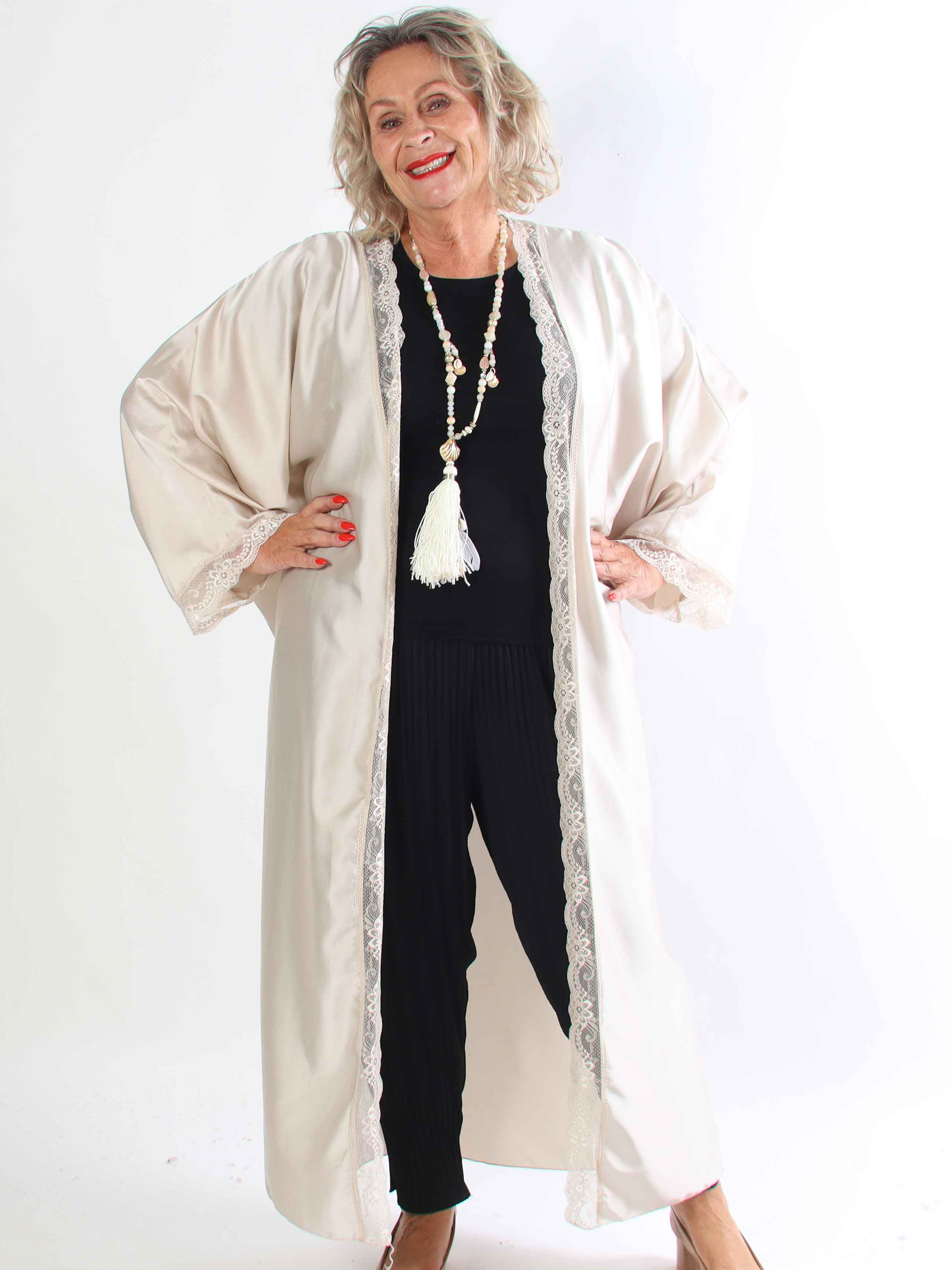 Deiene - Plus size kimono i silkelook med elegant blondekant for et sofistikeret udtryk