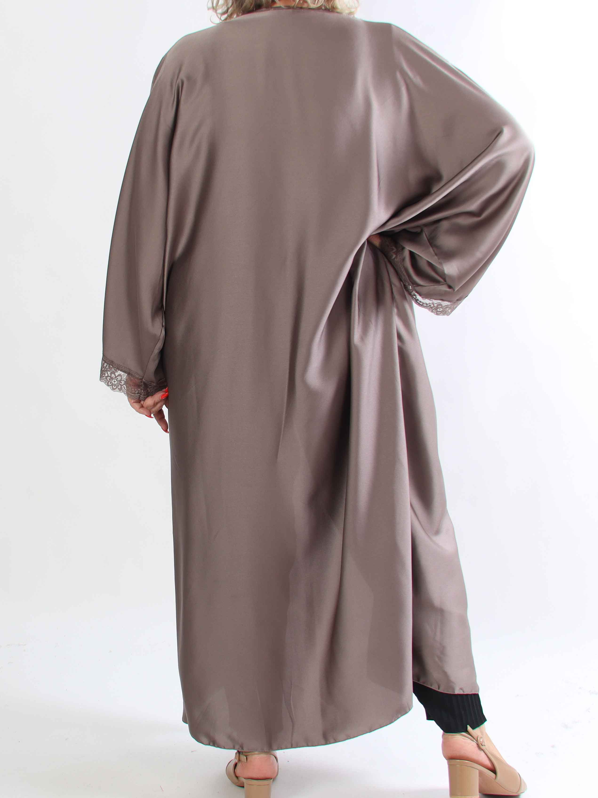 Deiene - Plus size kimono i silkelook med elegant blondekant for et sofistikeret udtryk