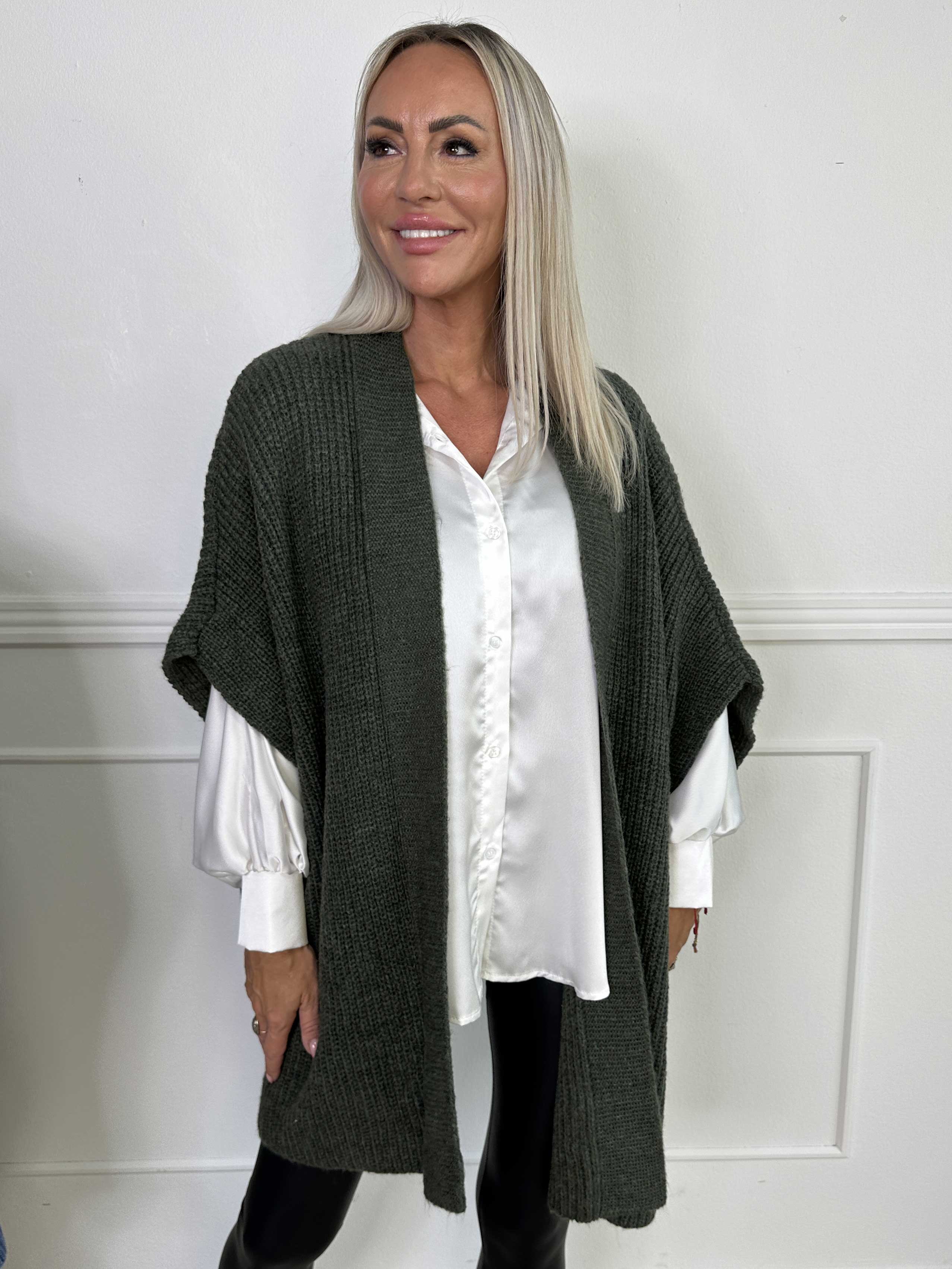 Delfini - Enfärgad stickad kofta med korta ärmar