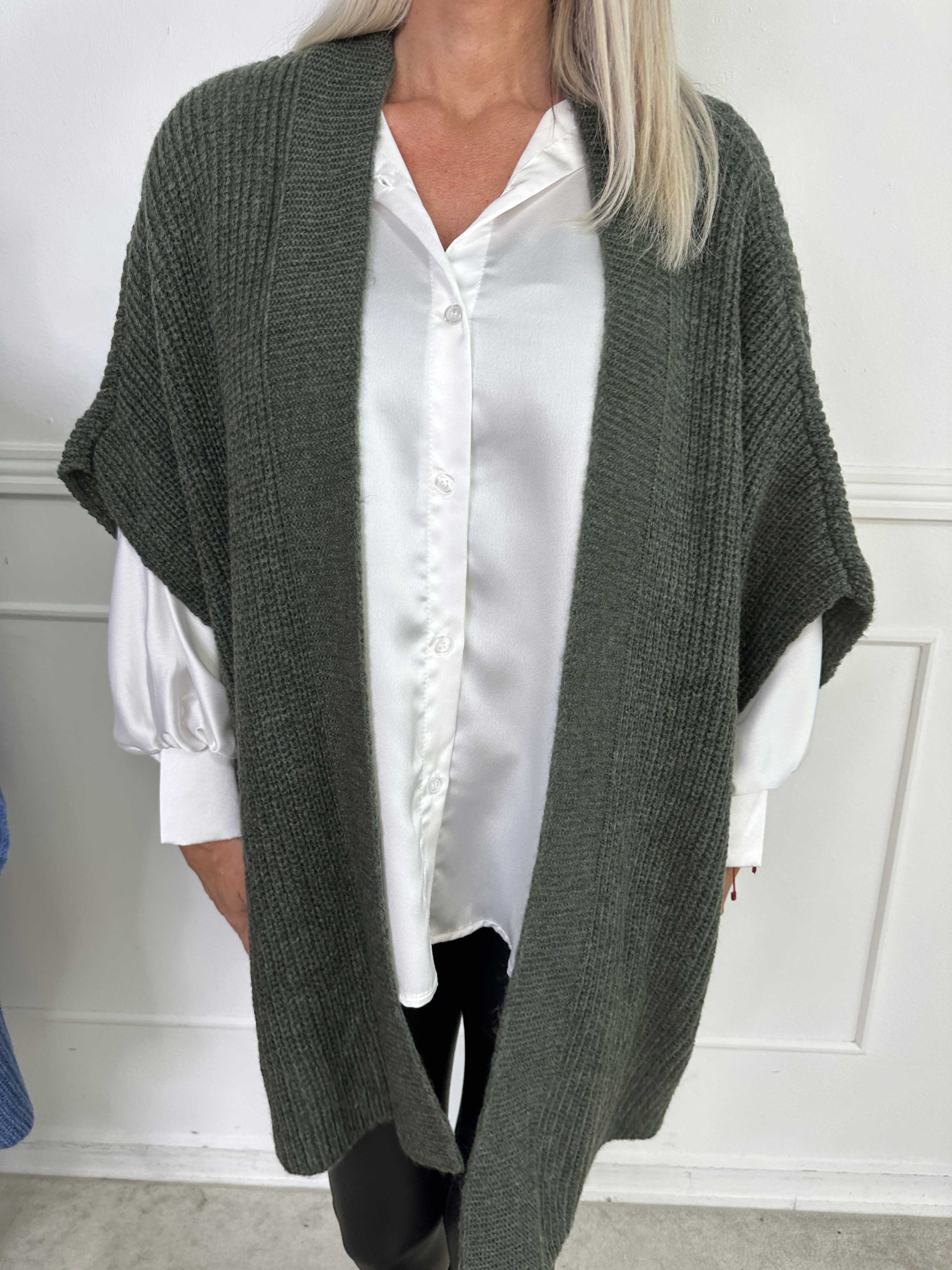 Delfini - Enfärgad stickad kofta med korta ärmar