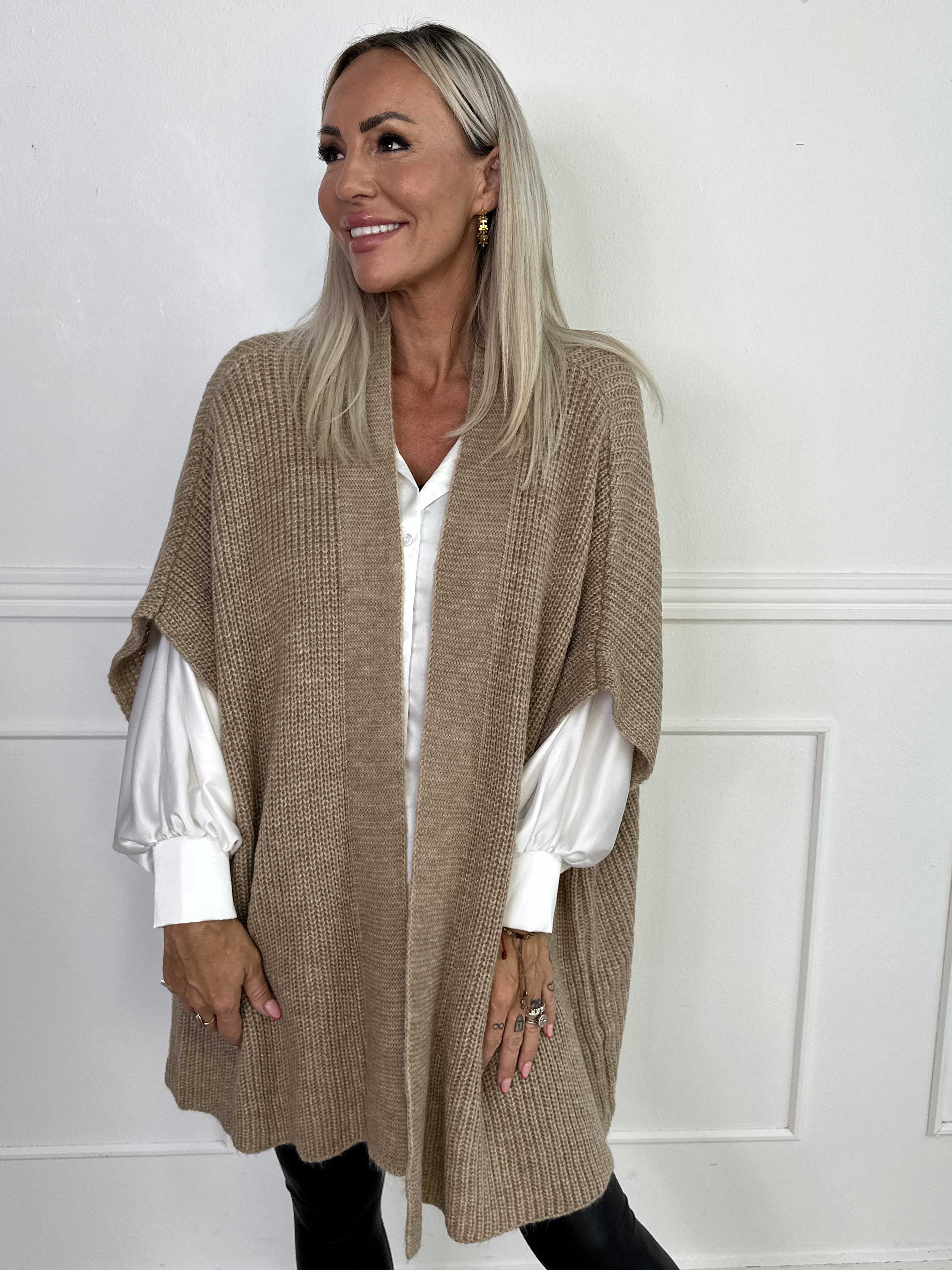 Delfini - Enfärgad stickad kofta med korta ärmar