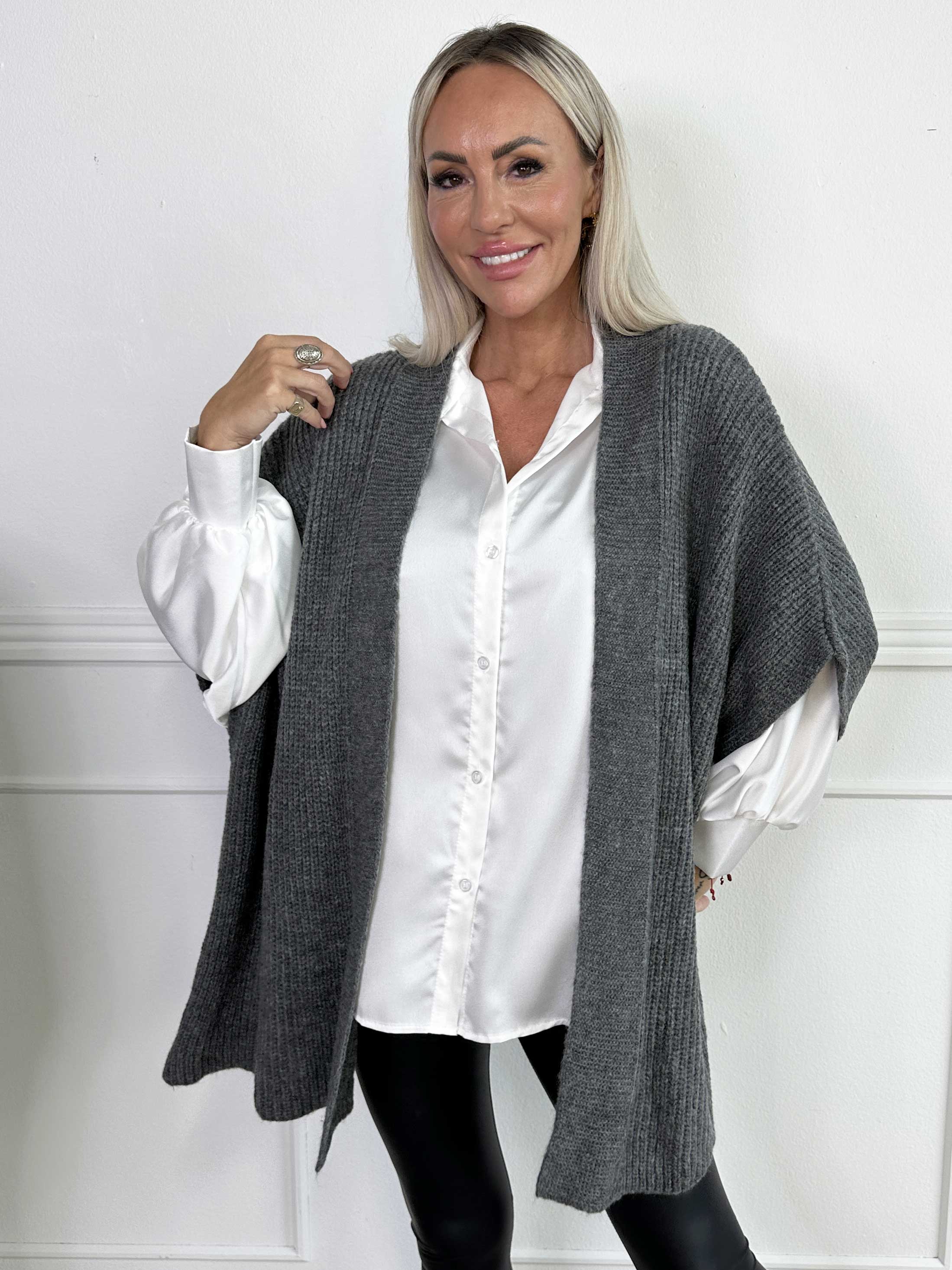 Delfini - Enfärgad stickad kofta med korta ärmar