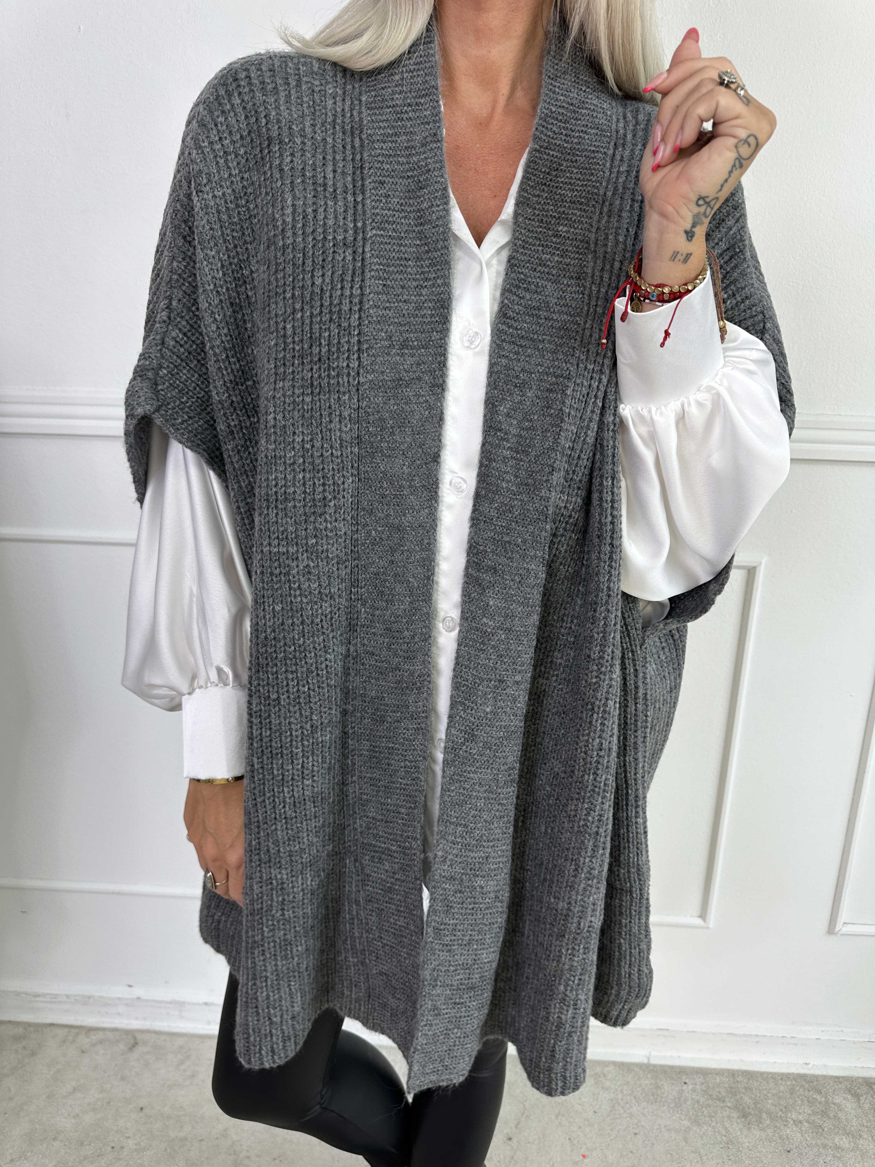 Delfini - Enfärgad stickad kofta med korta ärmar