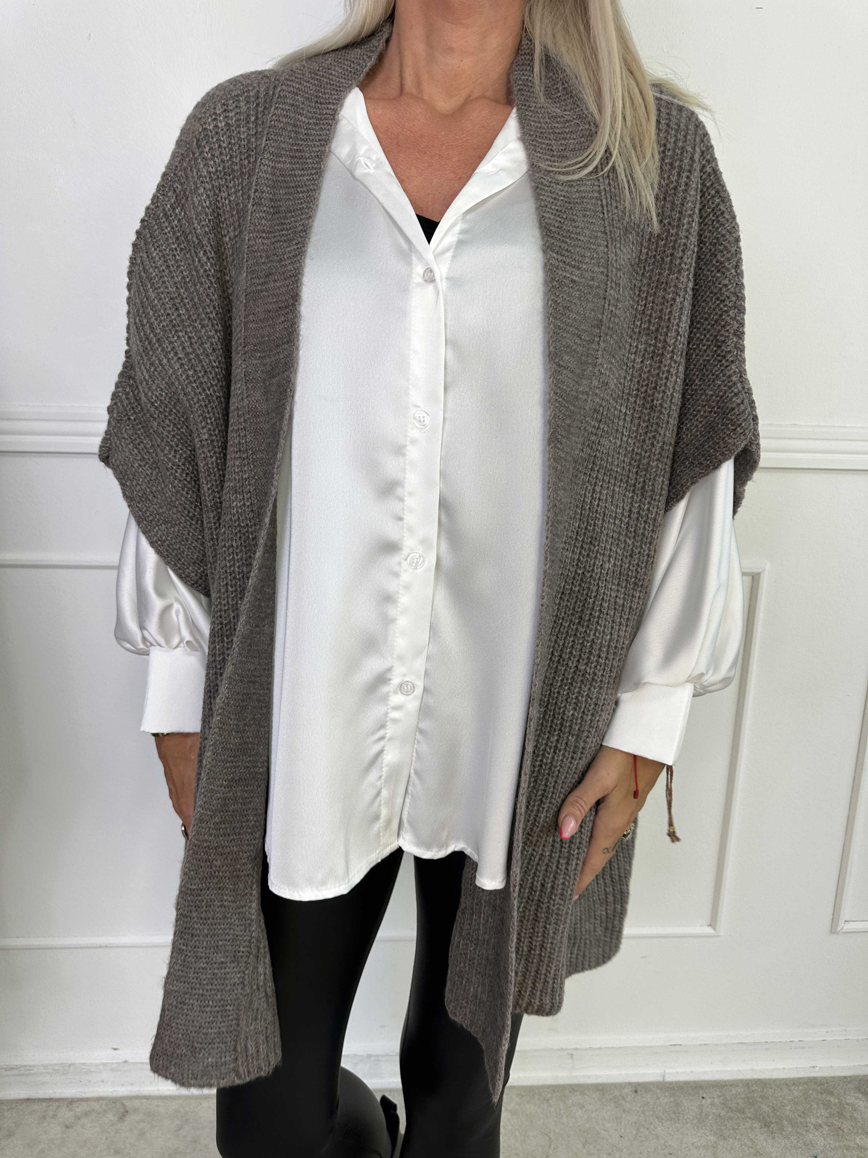 Delfini - Enfärgad stickad kofta med korta ärmar