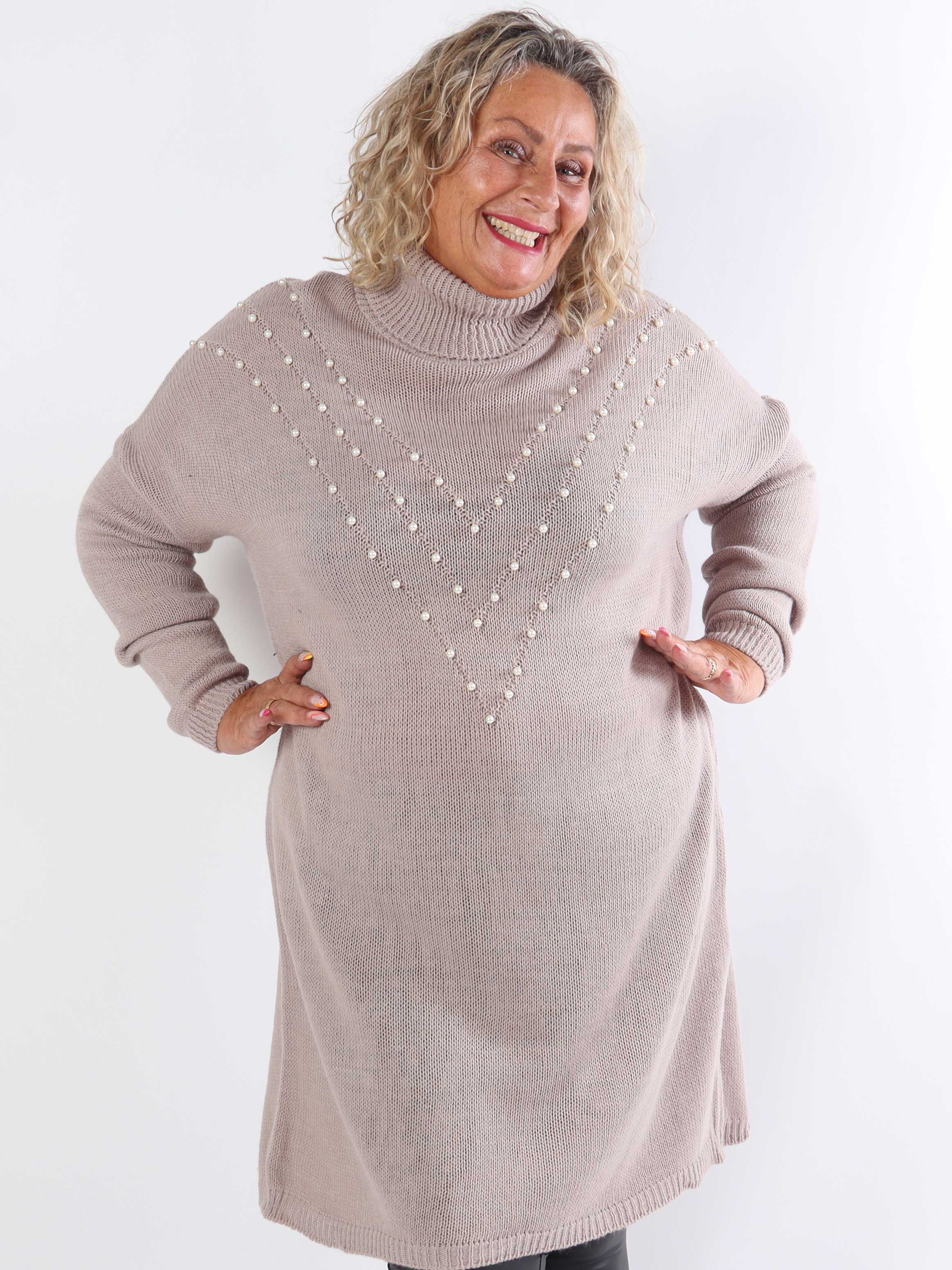 Desire - Stickad klänning med polokrage och vita pärlor