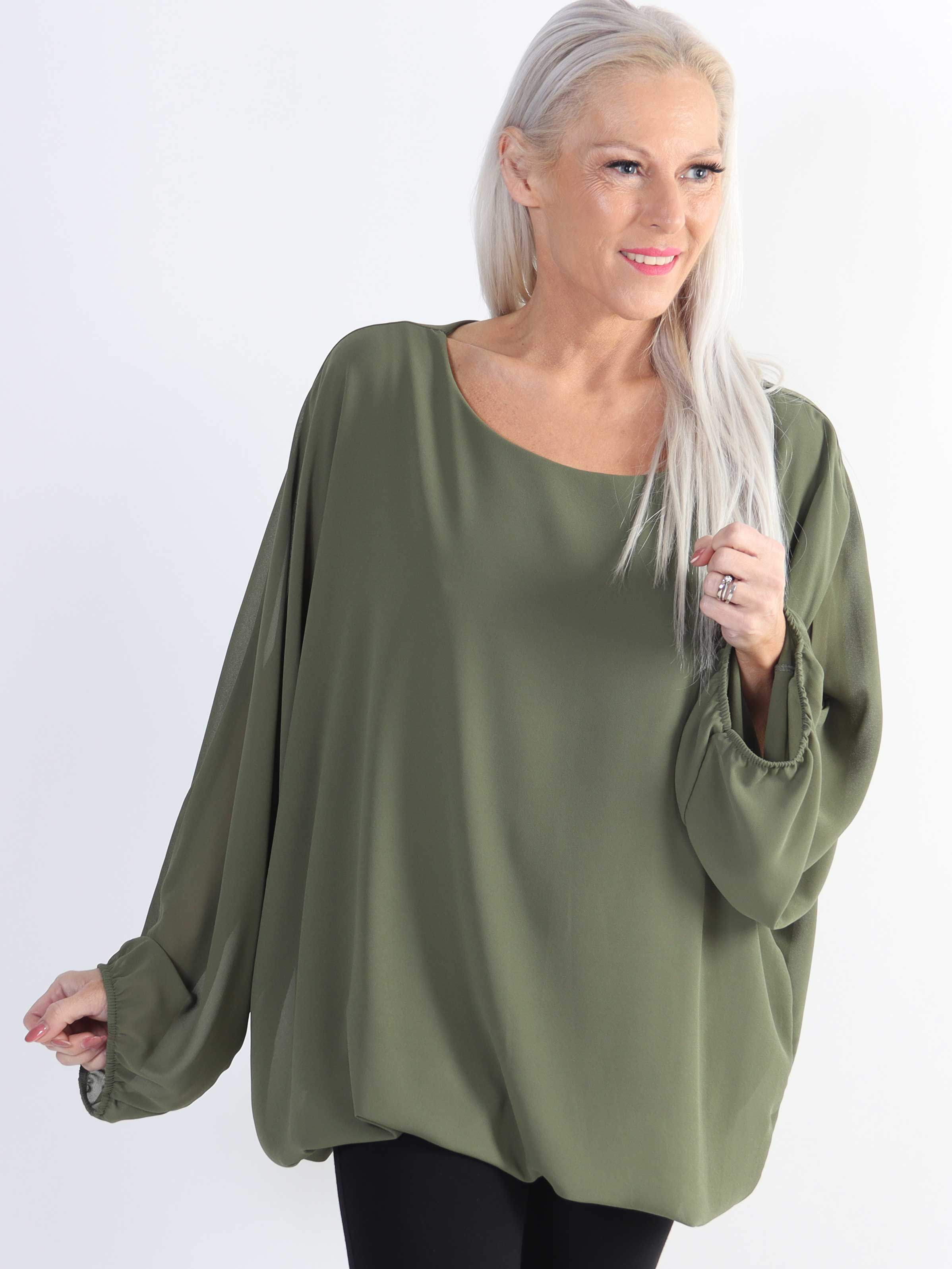 Destiny Plain - Plus size blus i chiffong med fladdermusärmar