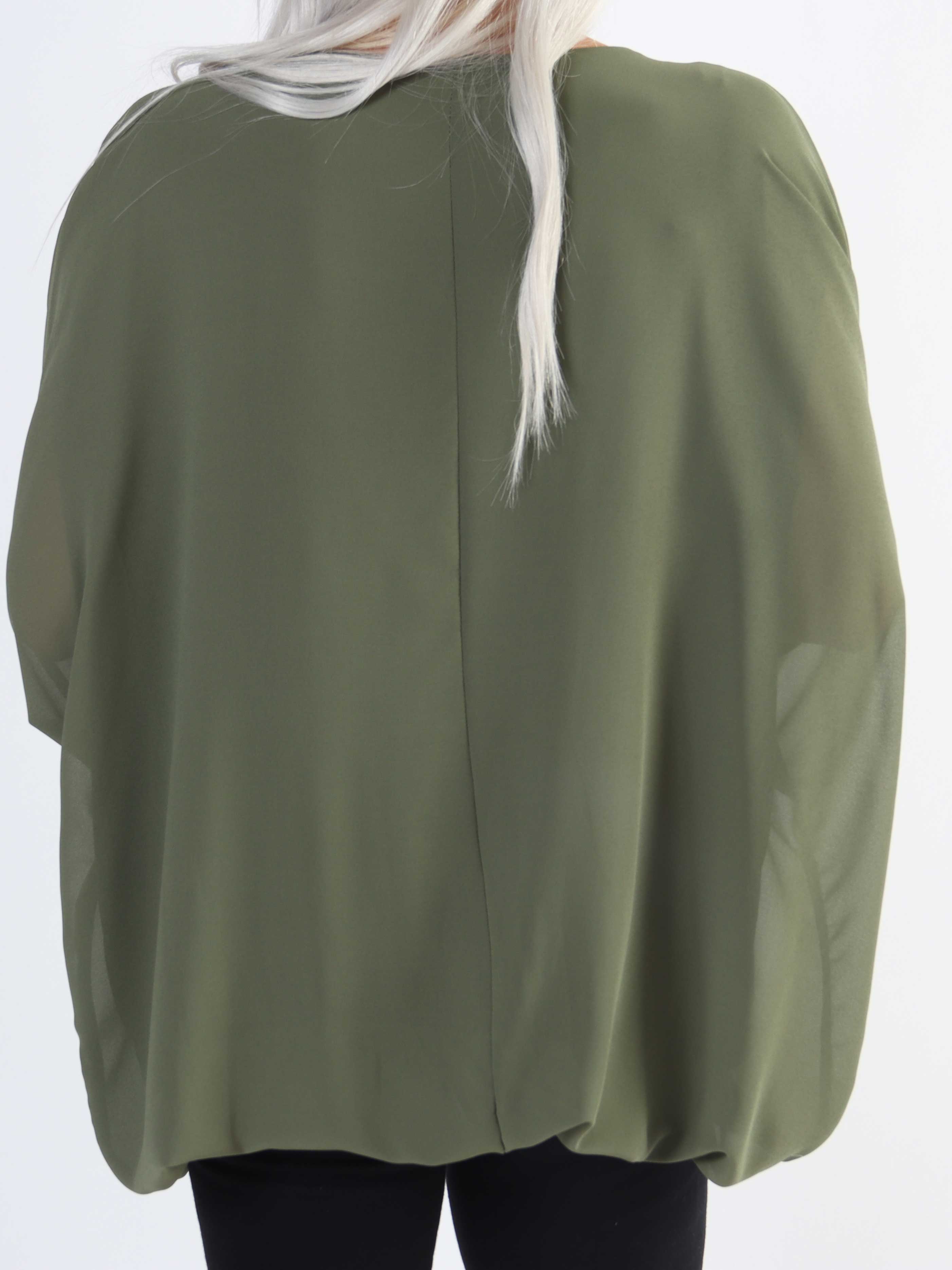 Destiny Plain - Plus size blus i chiffong med fladdermusärmar