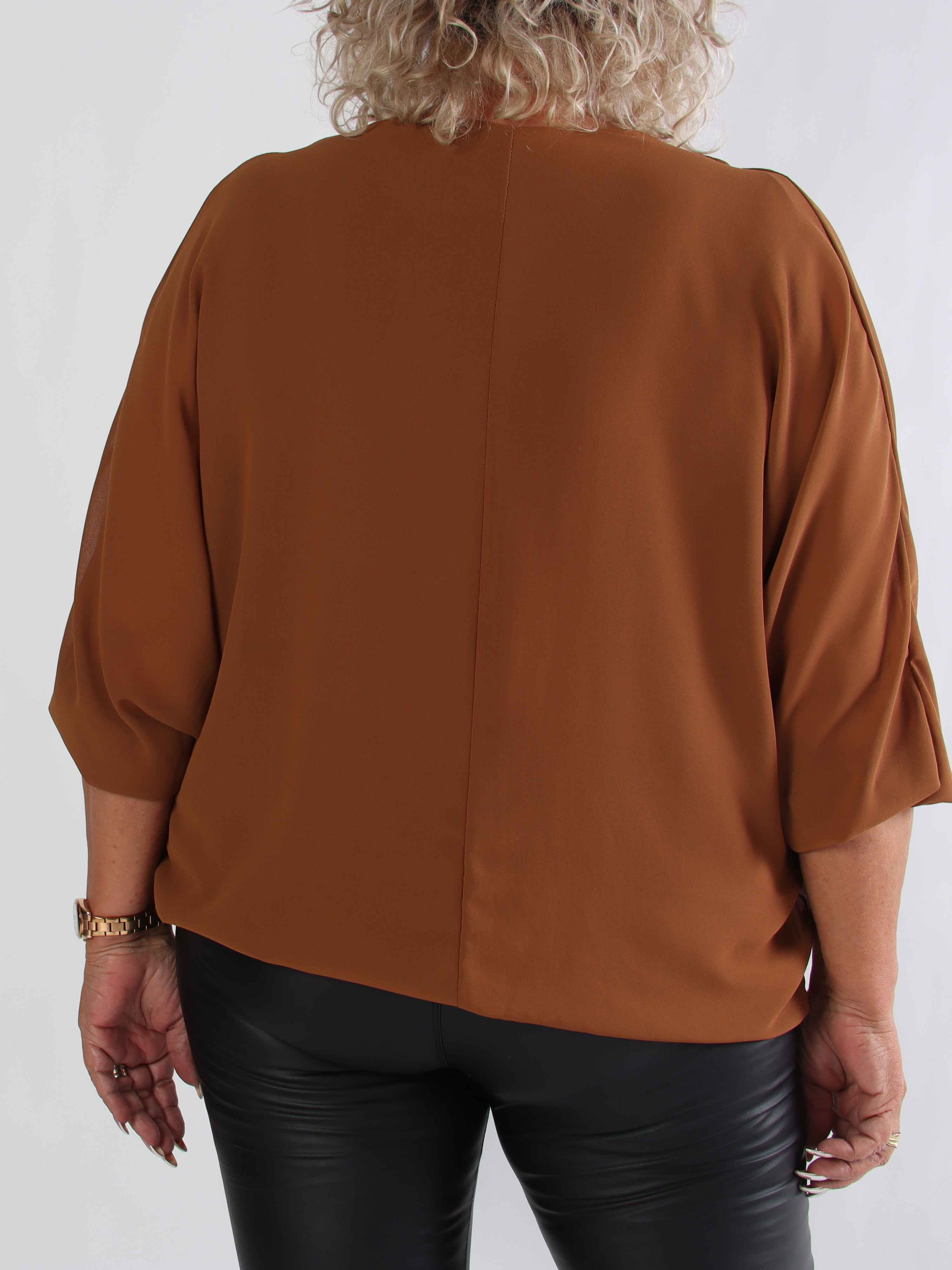 Destiny Plain - Plus size blus i chiffong med fladdermusärmar
