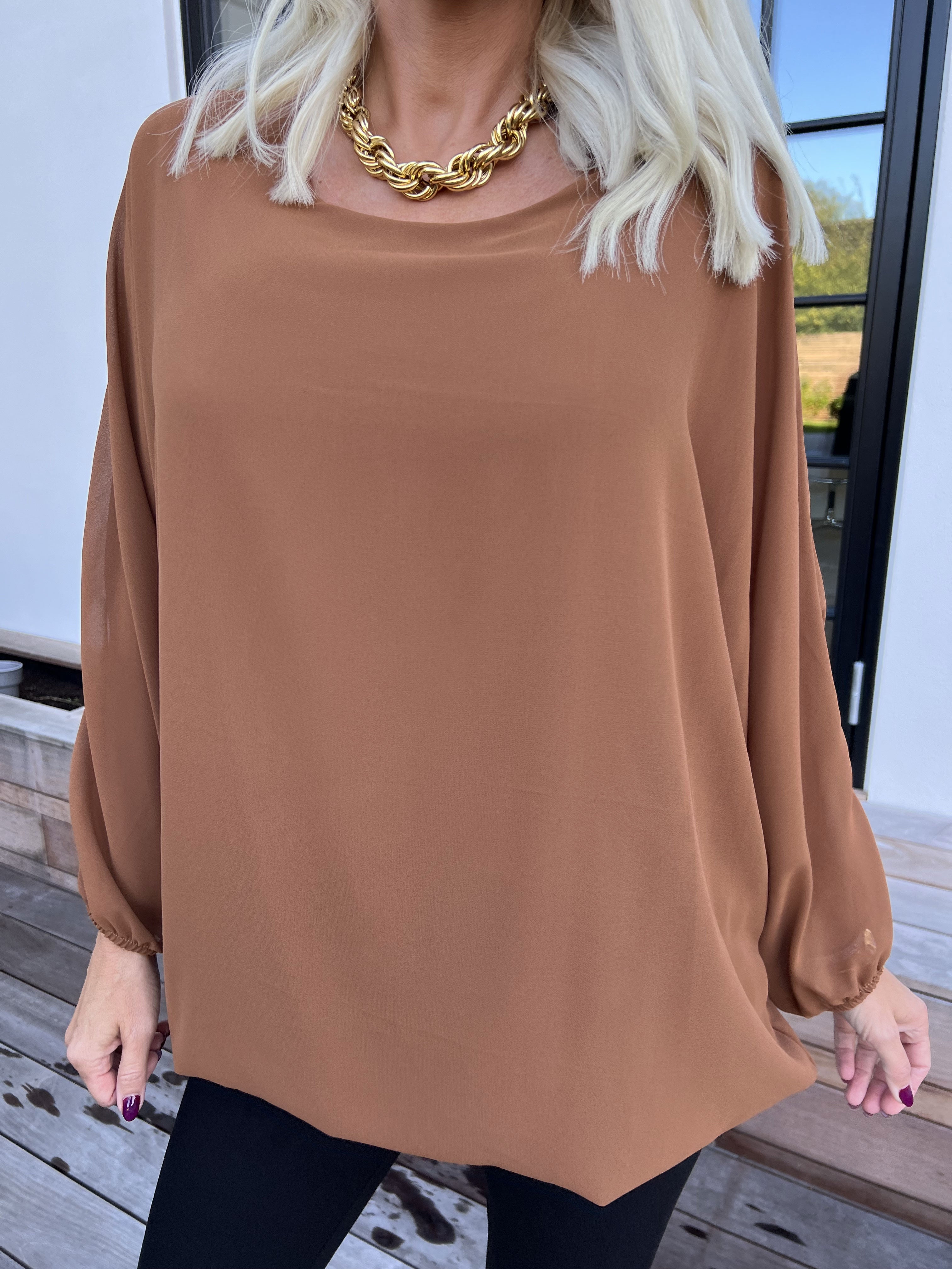 Destiny Plain - Blus i chiffong med fladdermusärmar