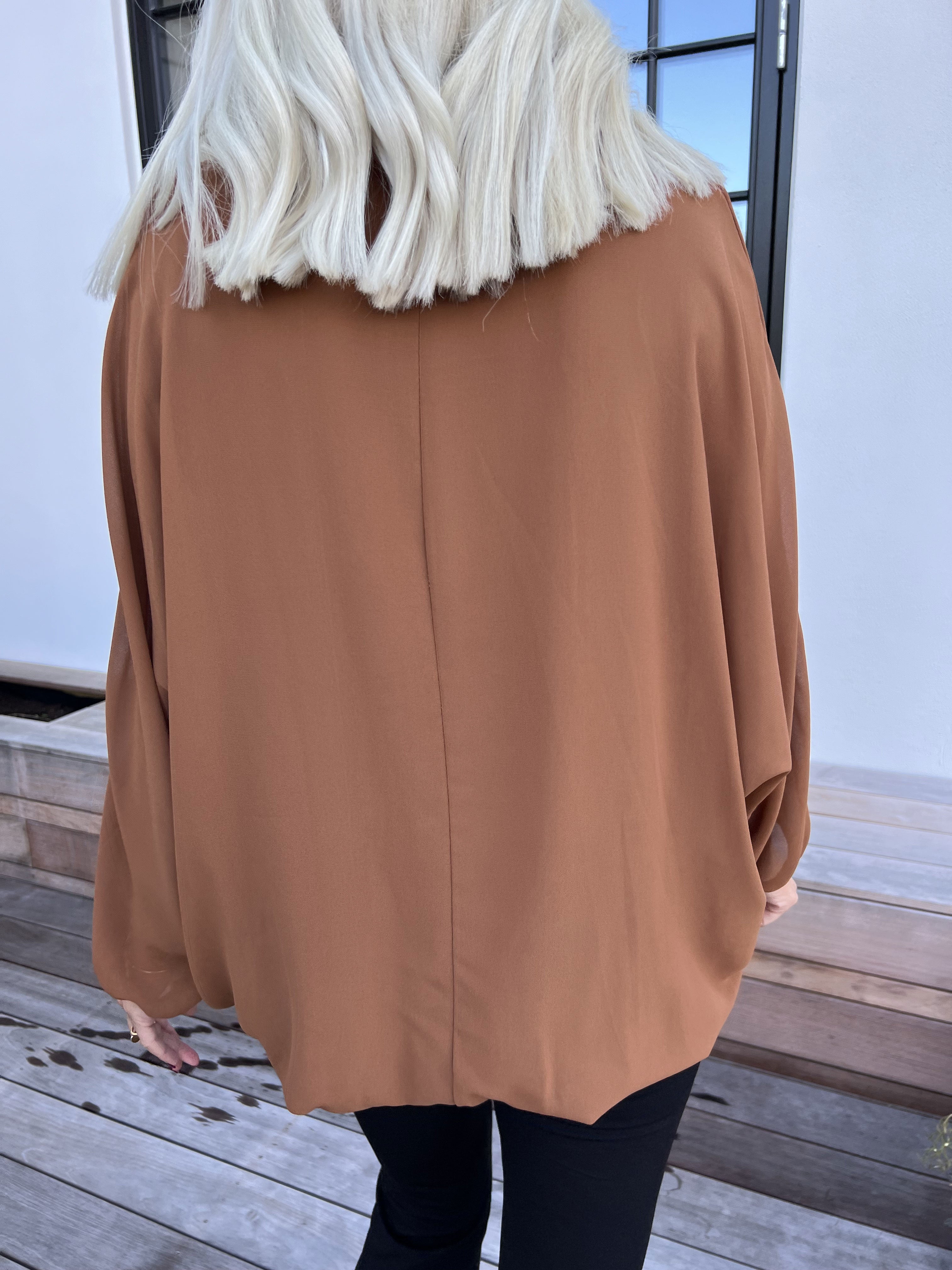 Destiny Plain - Blus i chiffong med fladdermusärmar