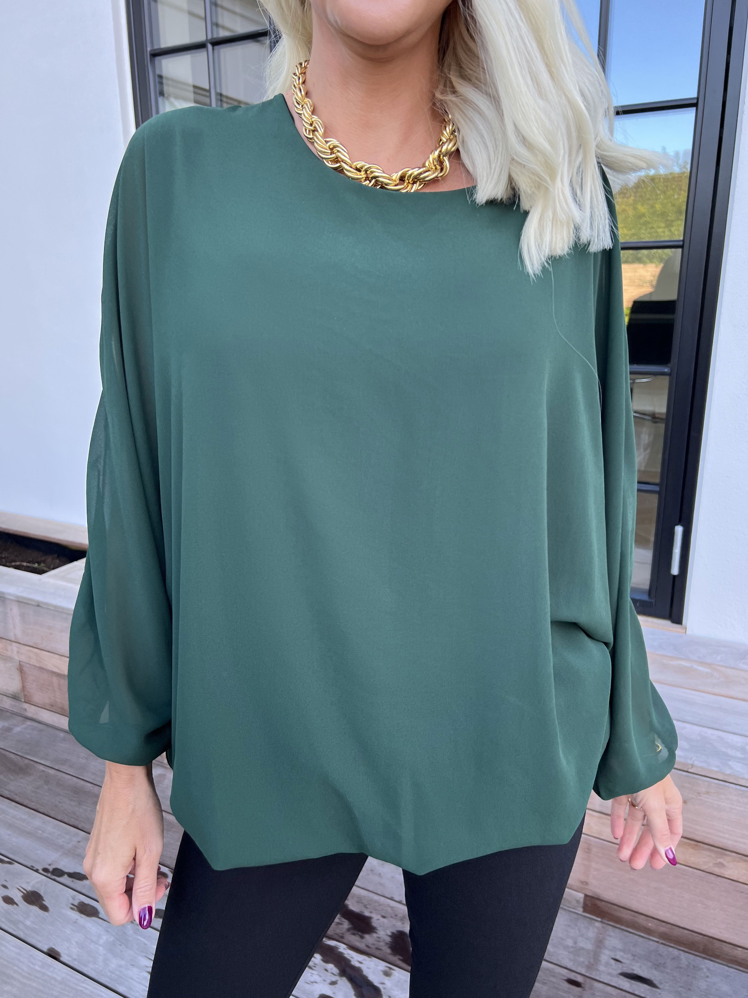 Destiny Plain - Blus i chiffong med fladdermusärmar