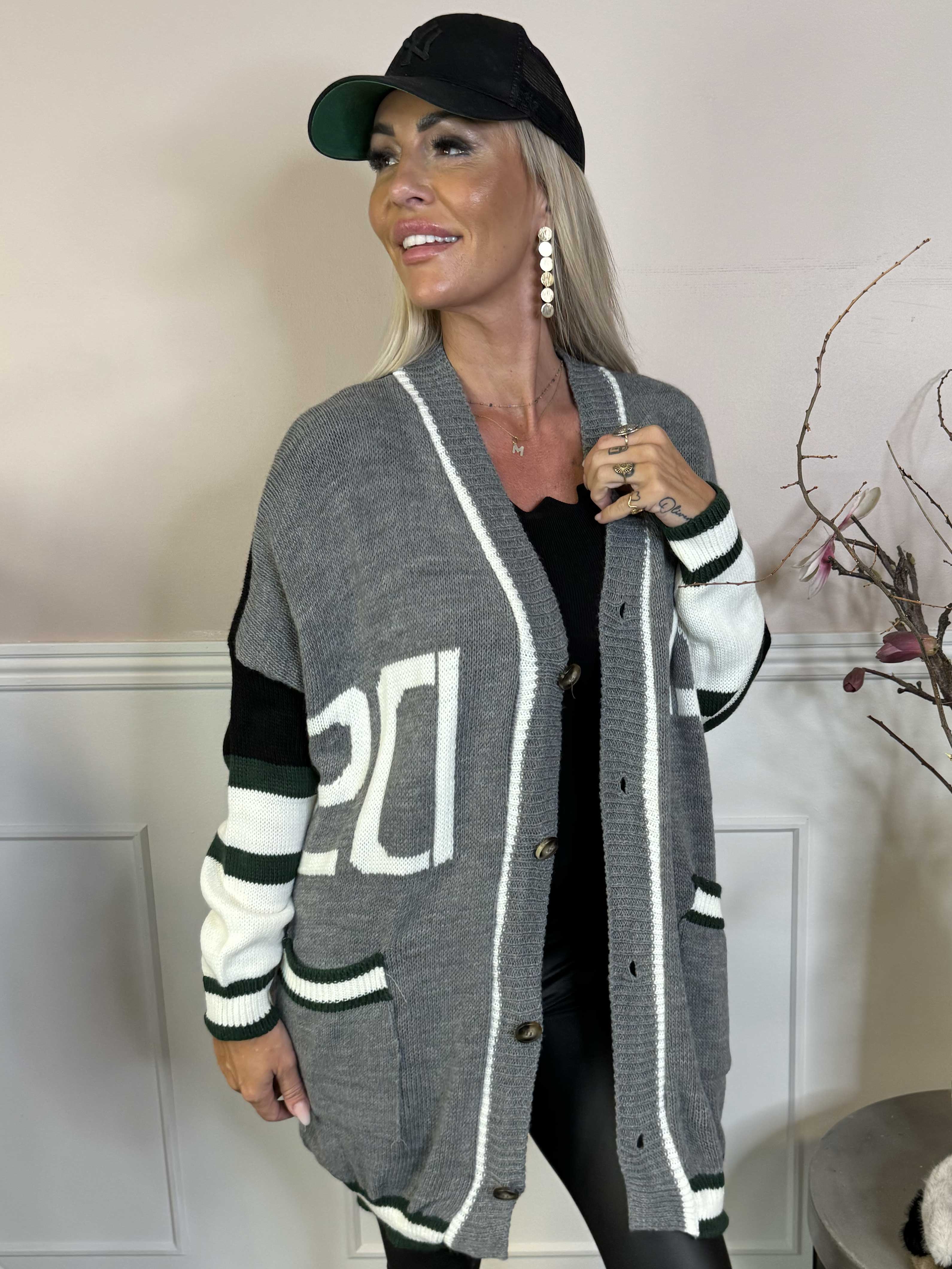 Diah - Mångfärgad college-stickad kofta