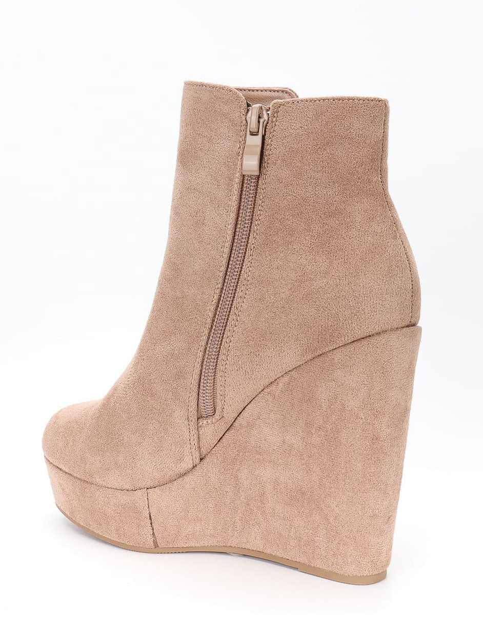 Dilara - Stövlar i mockaimitation med kilklack