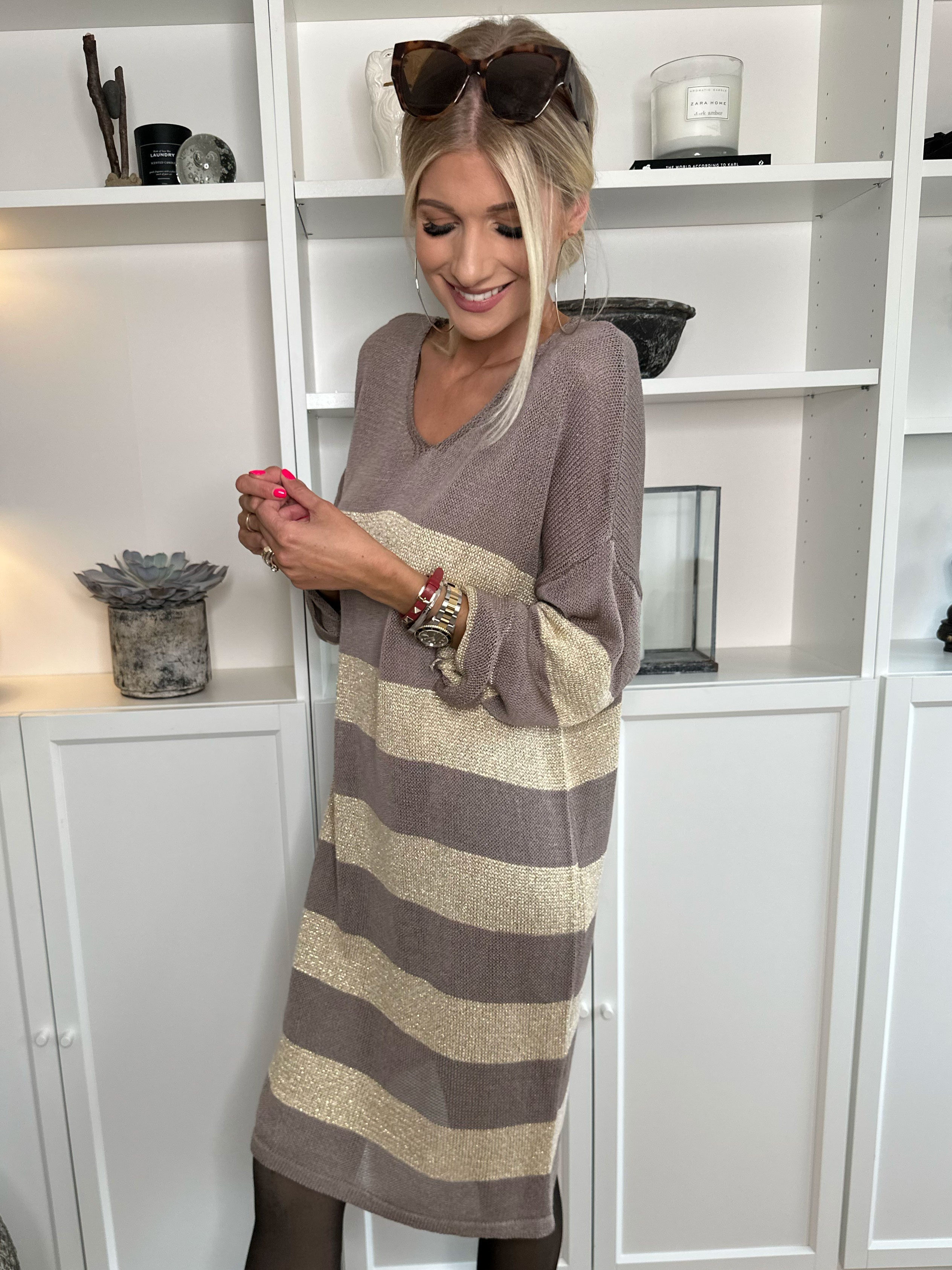 Dima Dress - Stickad klänning i viskos med guldränder och v-ringning