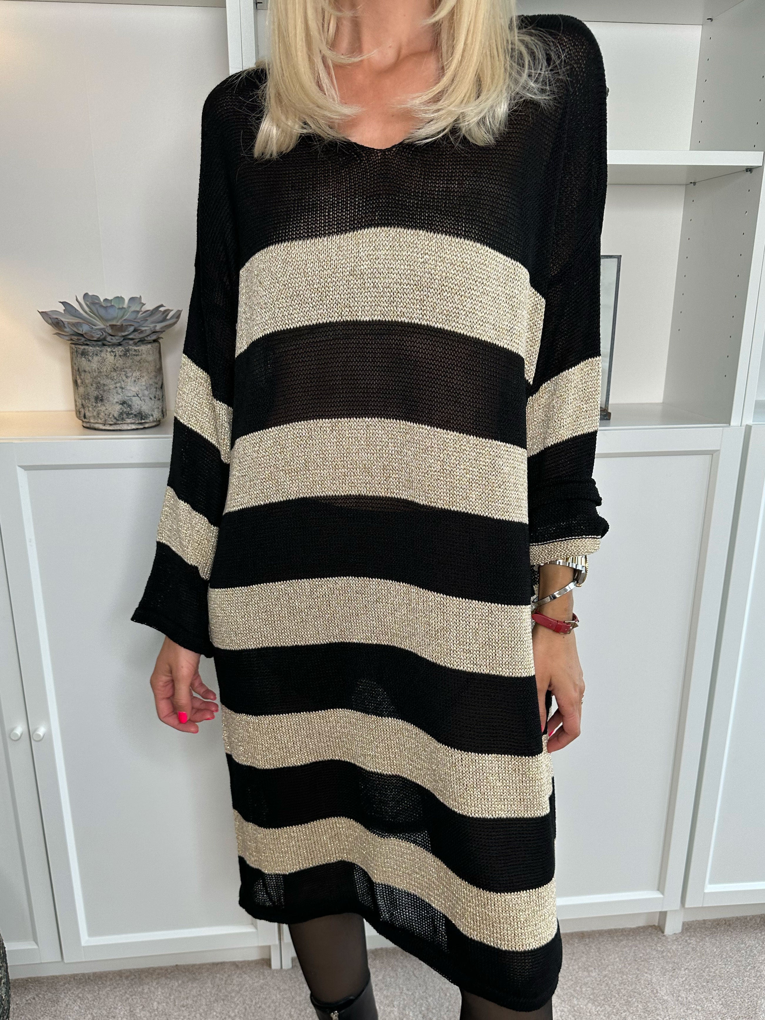 Dima Dress - Stickad klänning i viskos med guldränder och v-ringning